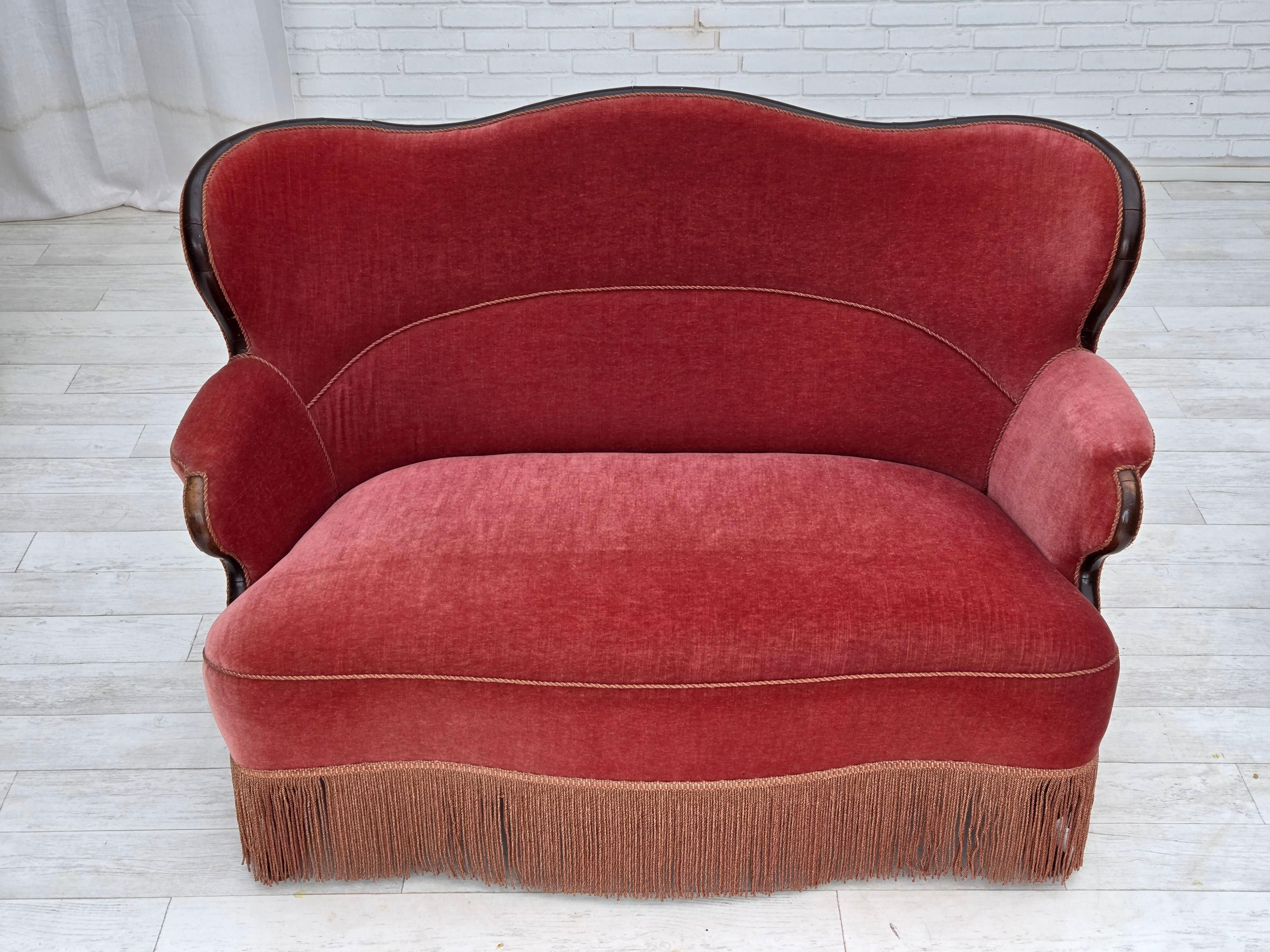 Divano danese a 2 posti degli anni '50. Velluto da arredamento rosa salmone, legno di frassino, molle in ottone nella seduta. Il divano è stato tappezzato circa 15 anni fa da un artigiano. Ottime condizioni: nessun odore, nessuna macchia e struttura