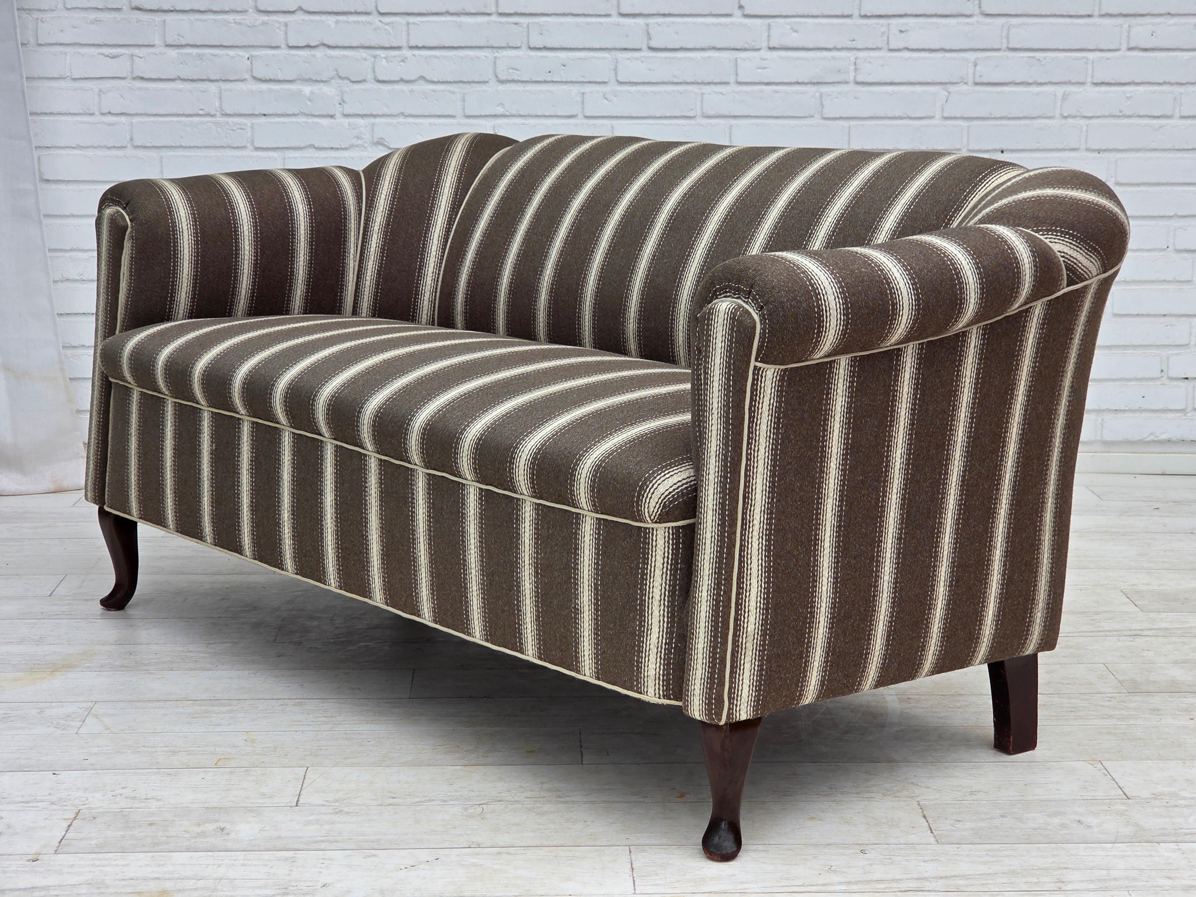 1950er Jahre, Dänisches 2-Sitzer-Sofa, gestreifte Möbelwolle, Beine aus Eschenholz. im Angebot 4