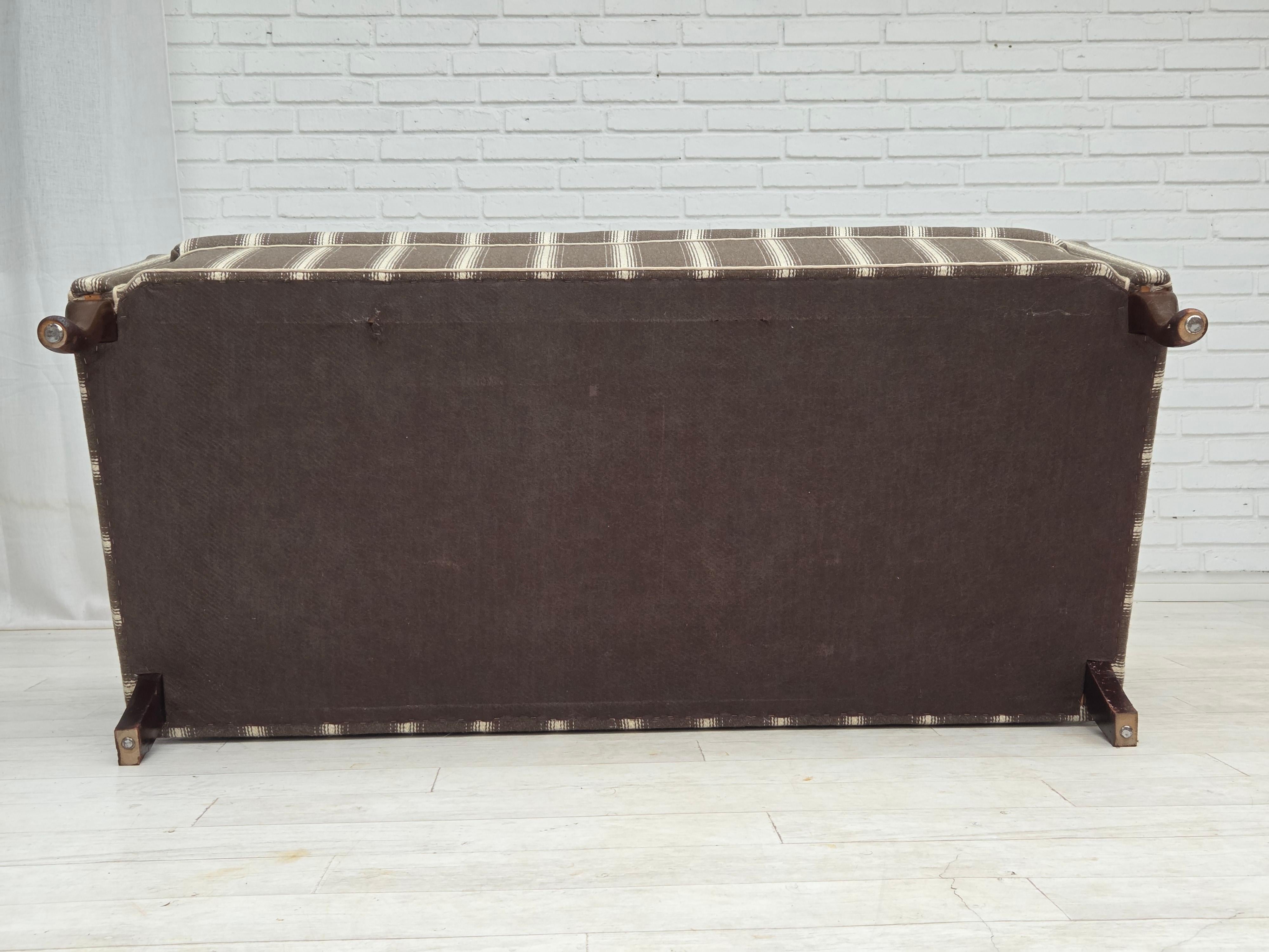 1950er Jahre, Dänisches 2-Sitzer-Sofa, gestreifte Möbelwolle, Beine aus Eschenholz. im Angebot 5