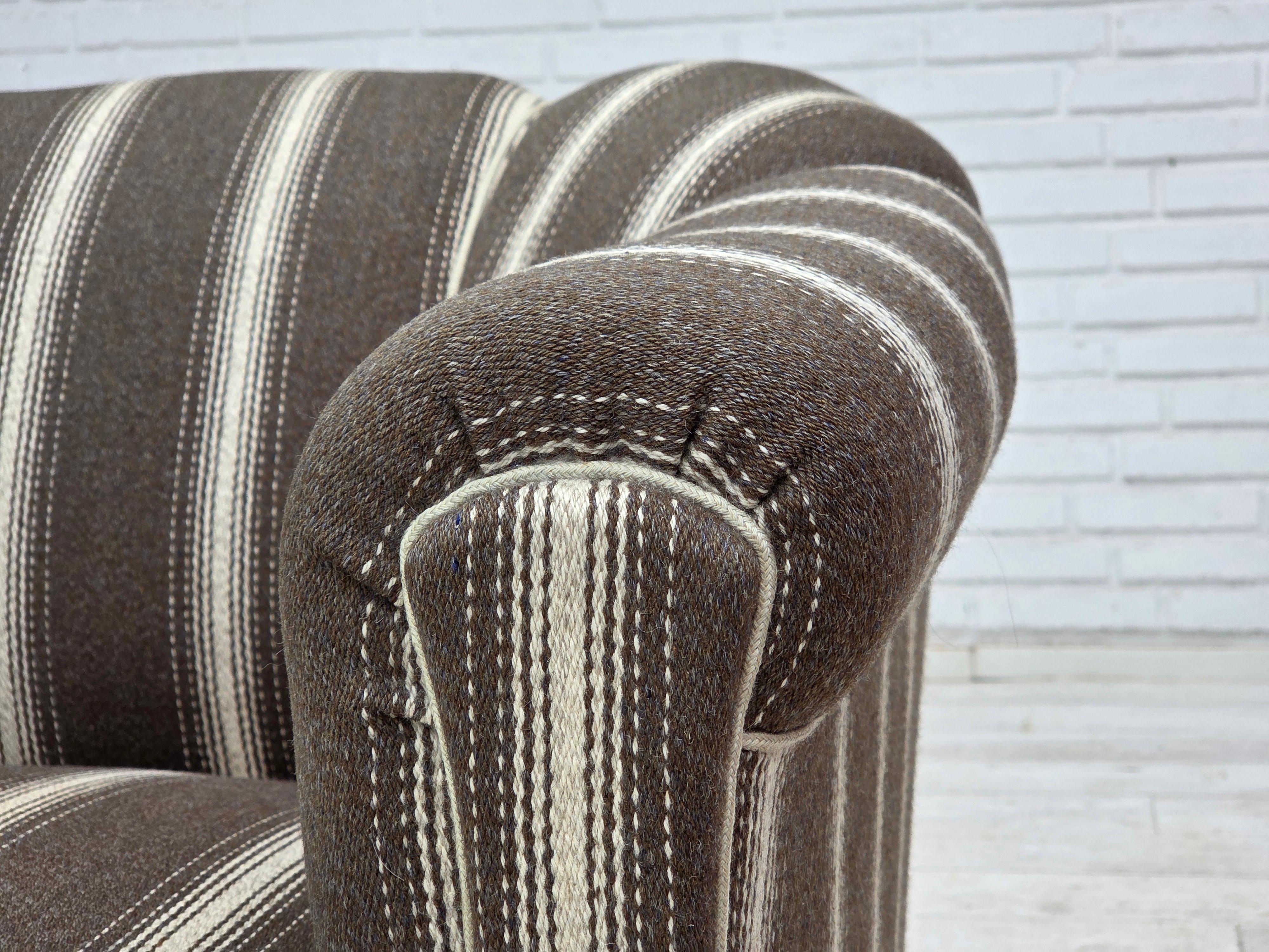 1950er Jahre, Dänisches 2-Sitzer-Sofa, gestreifte Möbelwolle, Beine aus Eschenholz. im Angebot 7