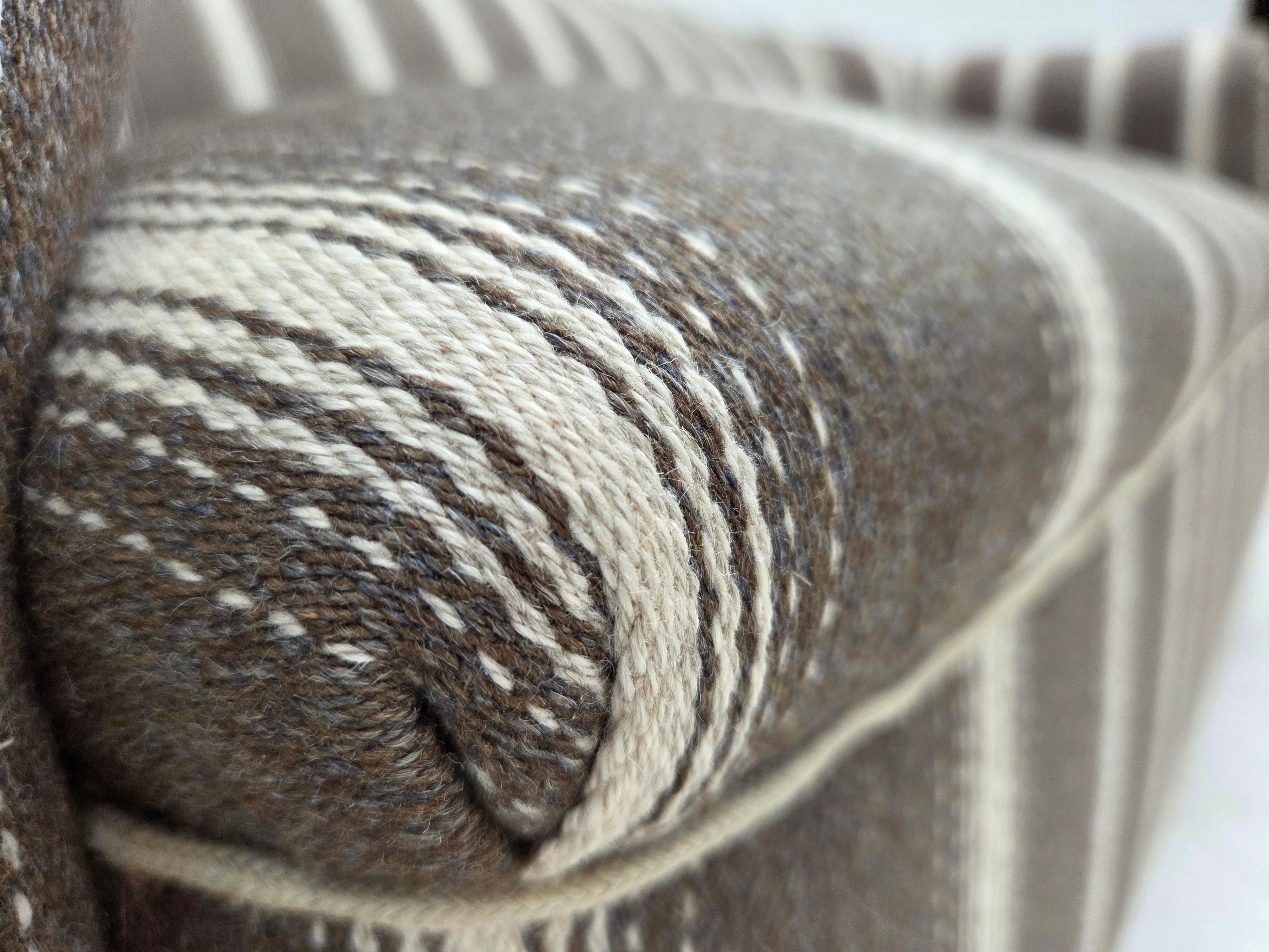 1950er Jahre, Dänisches 2-Sitzer-Sofa, gestreifte Möbelwolle, Beine aus Eschenholz. im Angebot 9