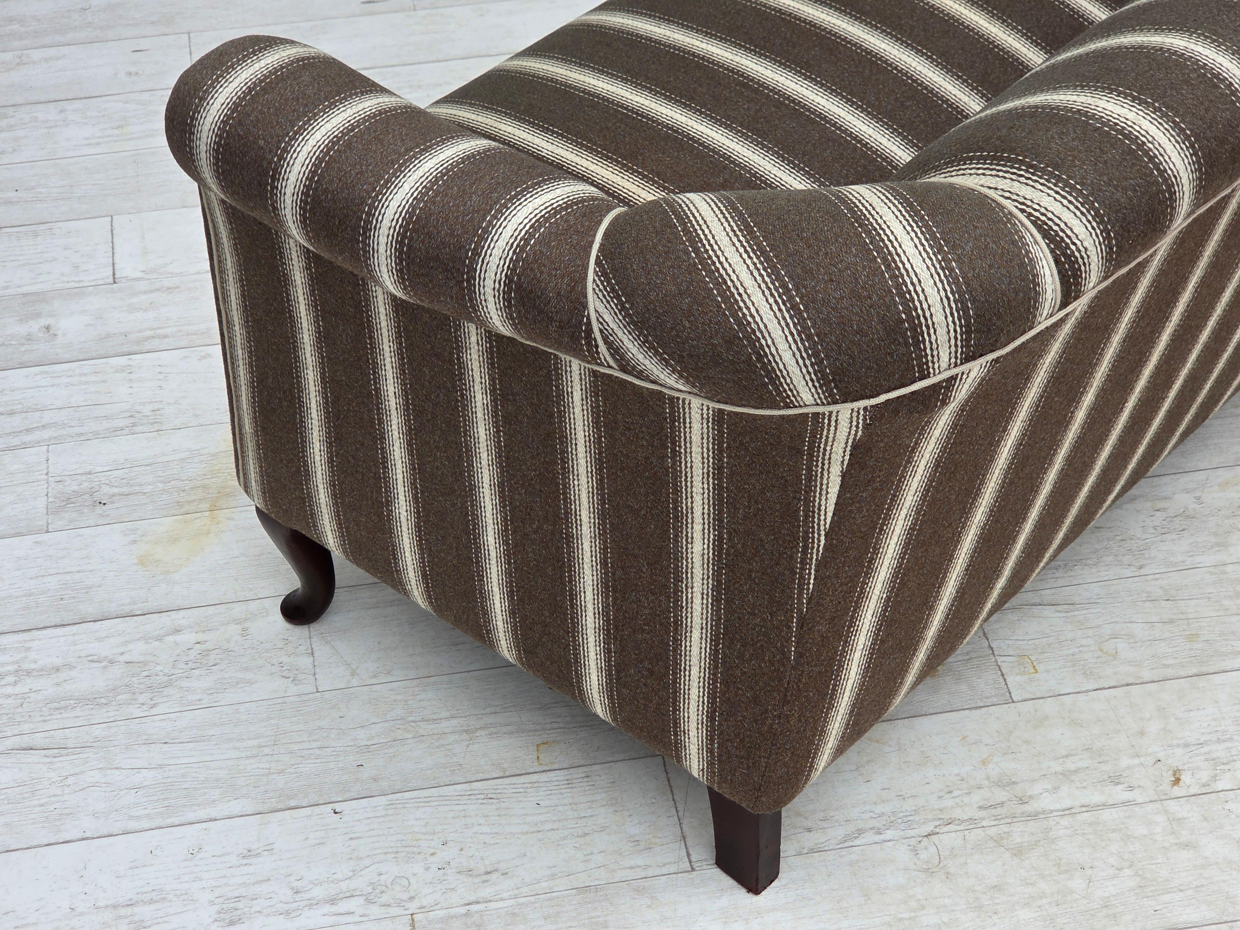1950er Jahre, Dänisches 2-Sitzer-Sofa, gestreifte Möbelwolle, Beine aus Eschenholz. im Angebot 10