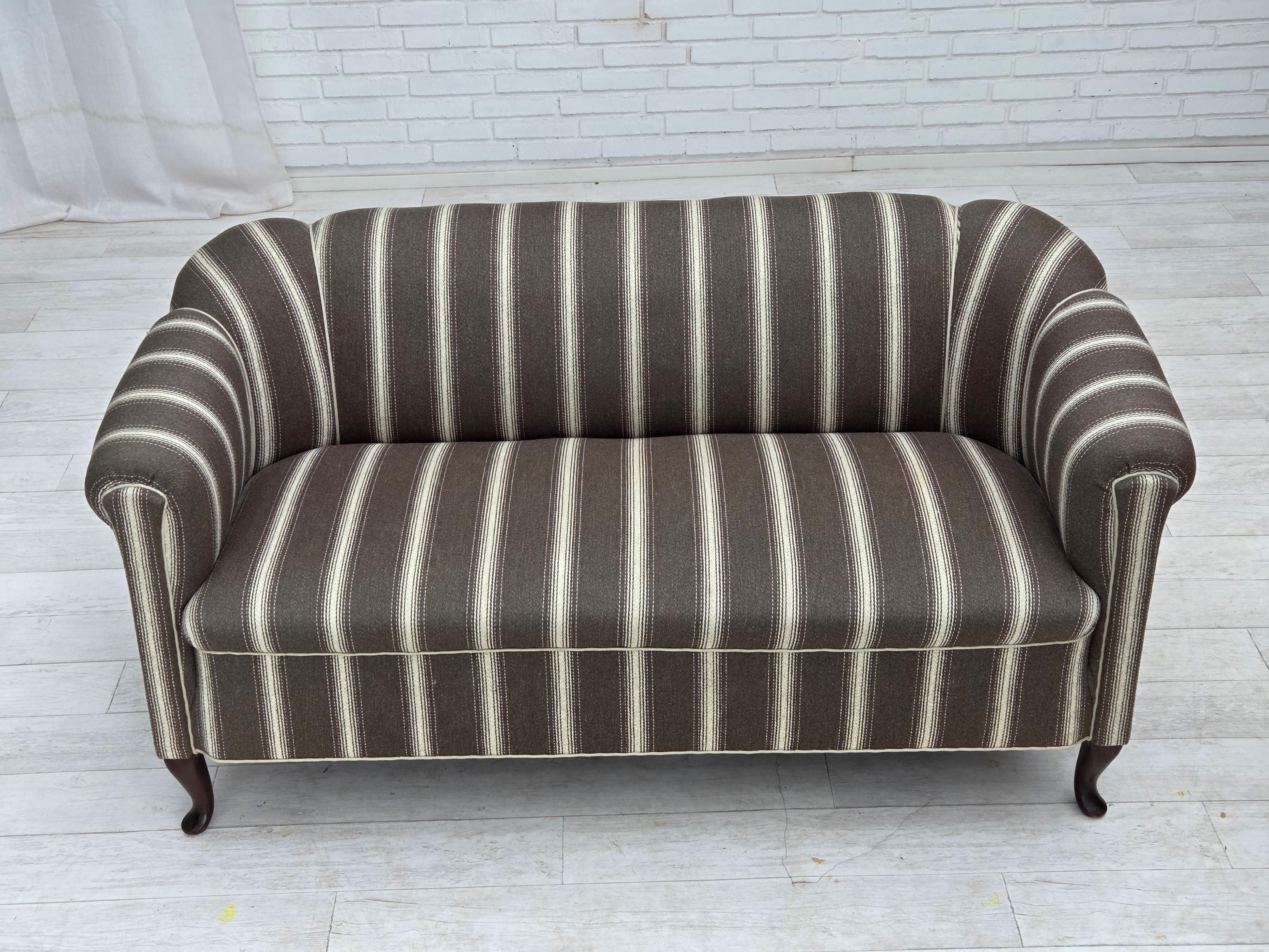 1950er Jahre, Dänisches 2-Sitzer-Sofa. Gestreifte Möbelwolle, Beine aus Eschenholz, Federn im Sitz. Das Sofa wurde vor etwa 10-15 Jahren von einem Handwerker neu gepolstert. Hergestellt von einem dänischen Möbelhersteller etwa in den 1950er Jahren.