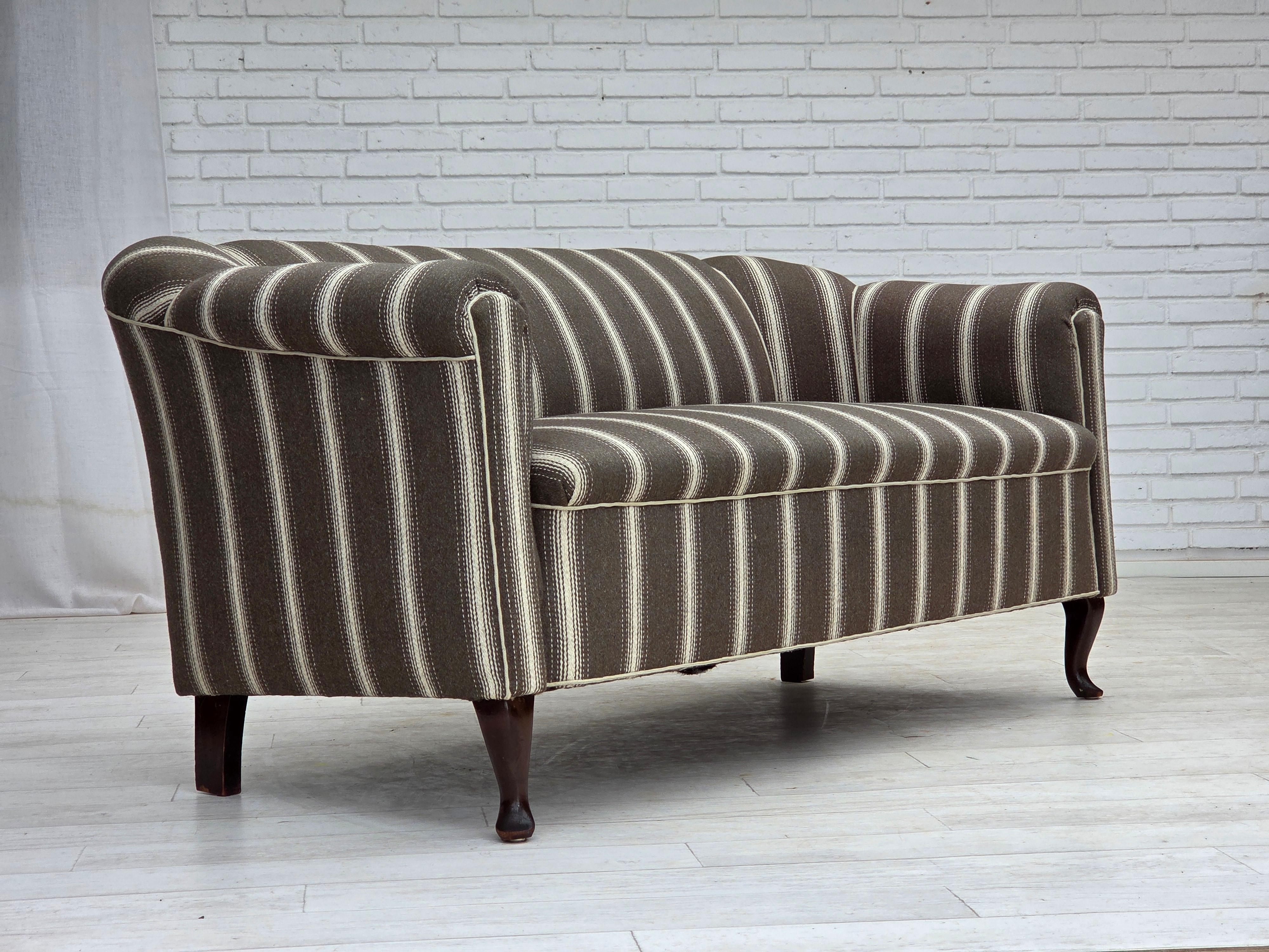 1950er Jahre, Dänisches 2-Sitzer-Sofa, gestreifte Möbelwolle, Beine aus Eschenholz. (Skandinavische Moderne) im Angebot