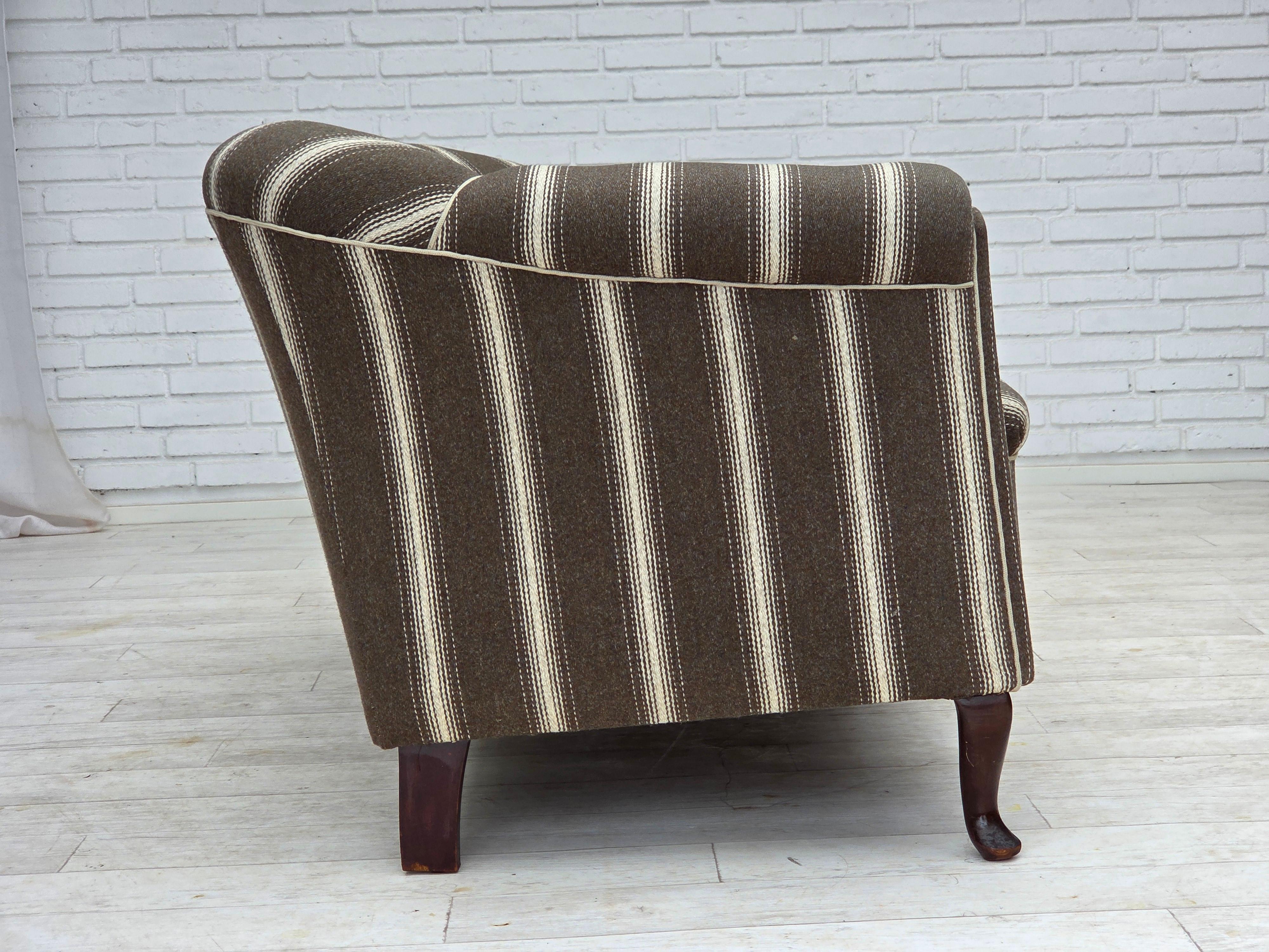 1950er Jahre, Dänisches 2-Sitzer-Sofa, gestreifte Möbelwolle, Beine aus Eschenholz. im Zustand „Gut“ im Angebot in Tarm, 82
