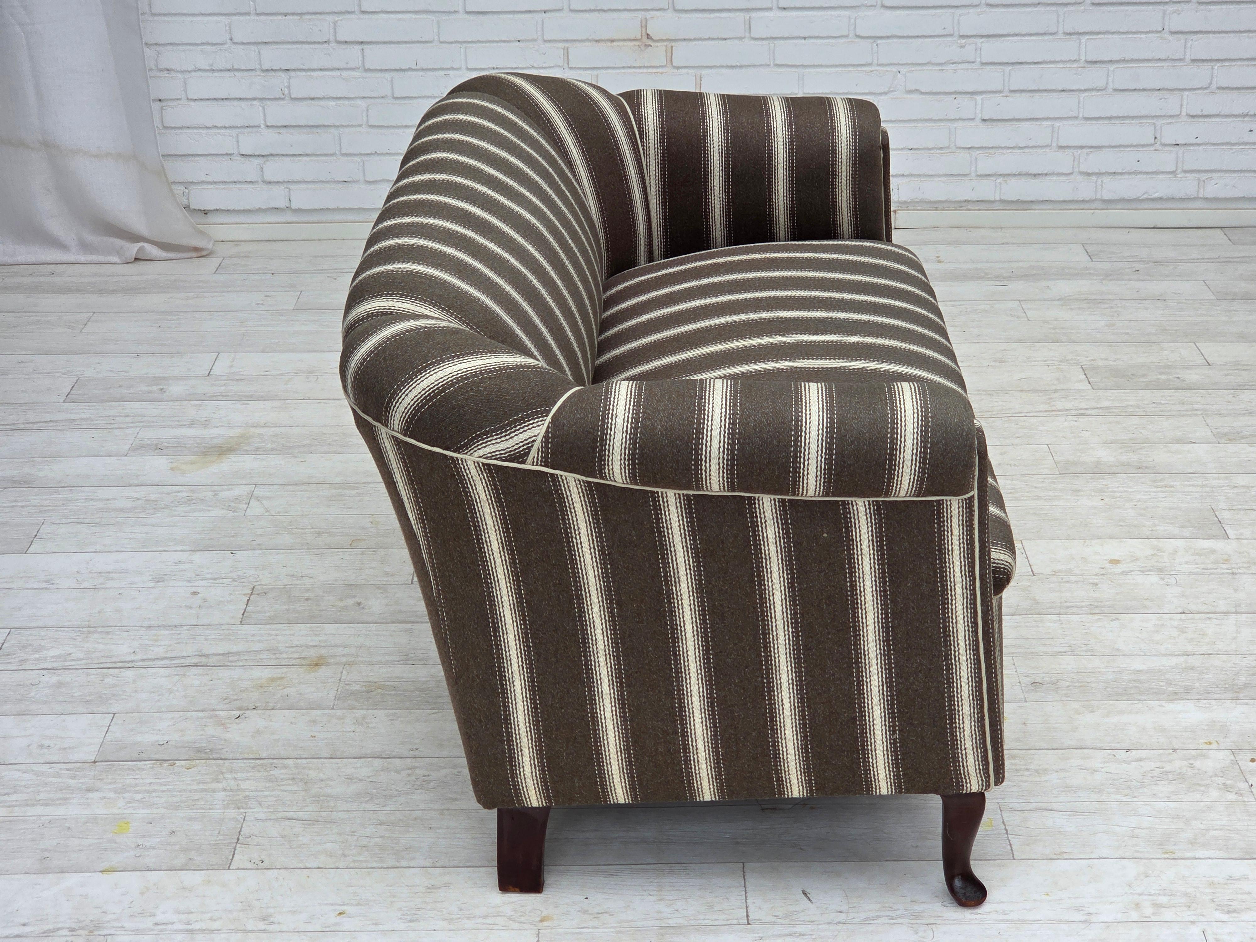 1950er Jahre, Dänisches 2-Sitzer-Sofa, gestreifte Möbelwolle, Beine aus Eschenholz. (Mitte des 20. Jahrhunderts) im Angebot