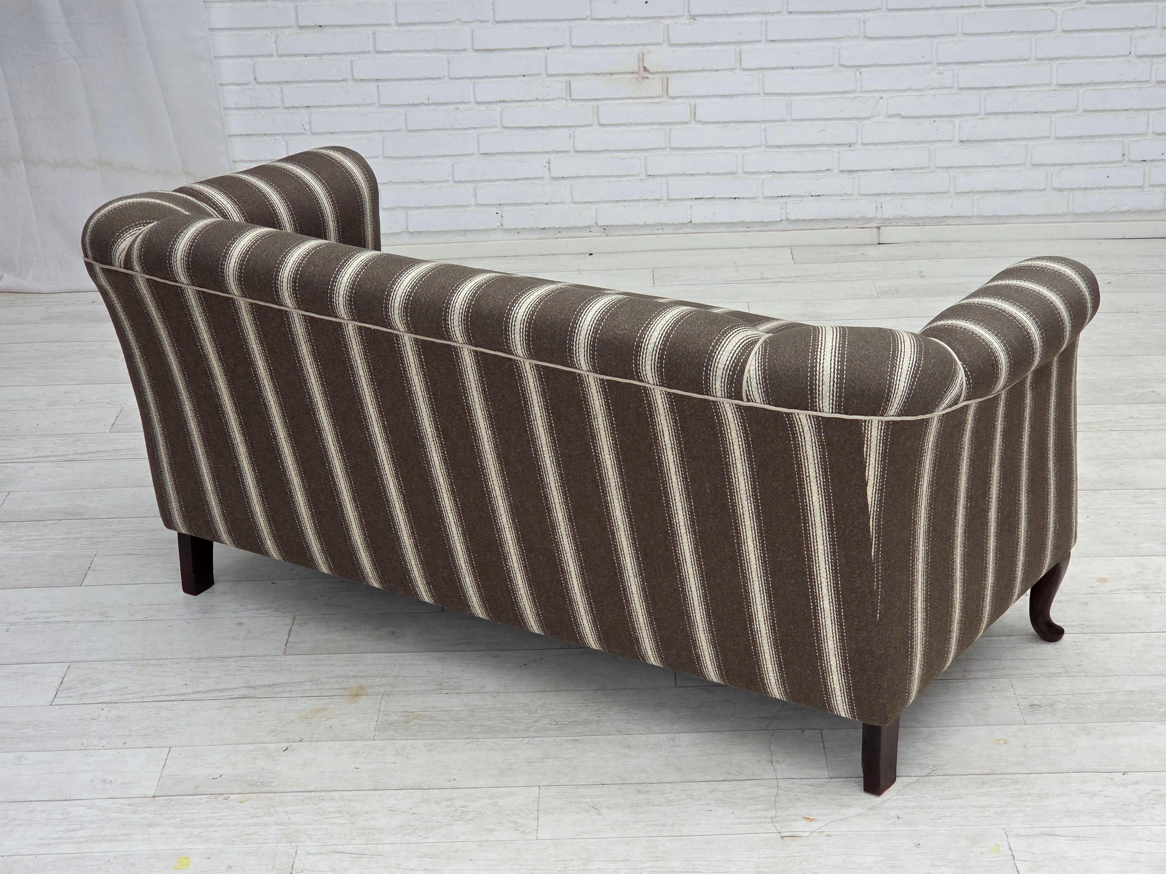 1950er Jahre, Dänisches 2-Sitzer-Sofa, gestreifte Möbelwolle, Beine aus Eschenholz. (Wolle) im Angebot