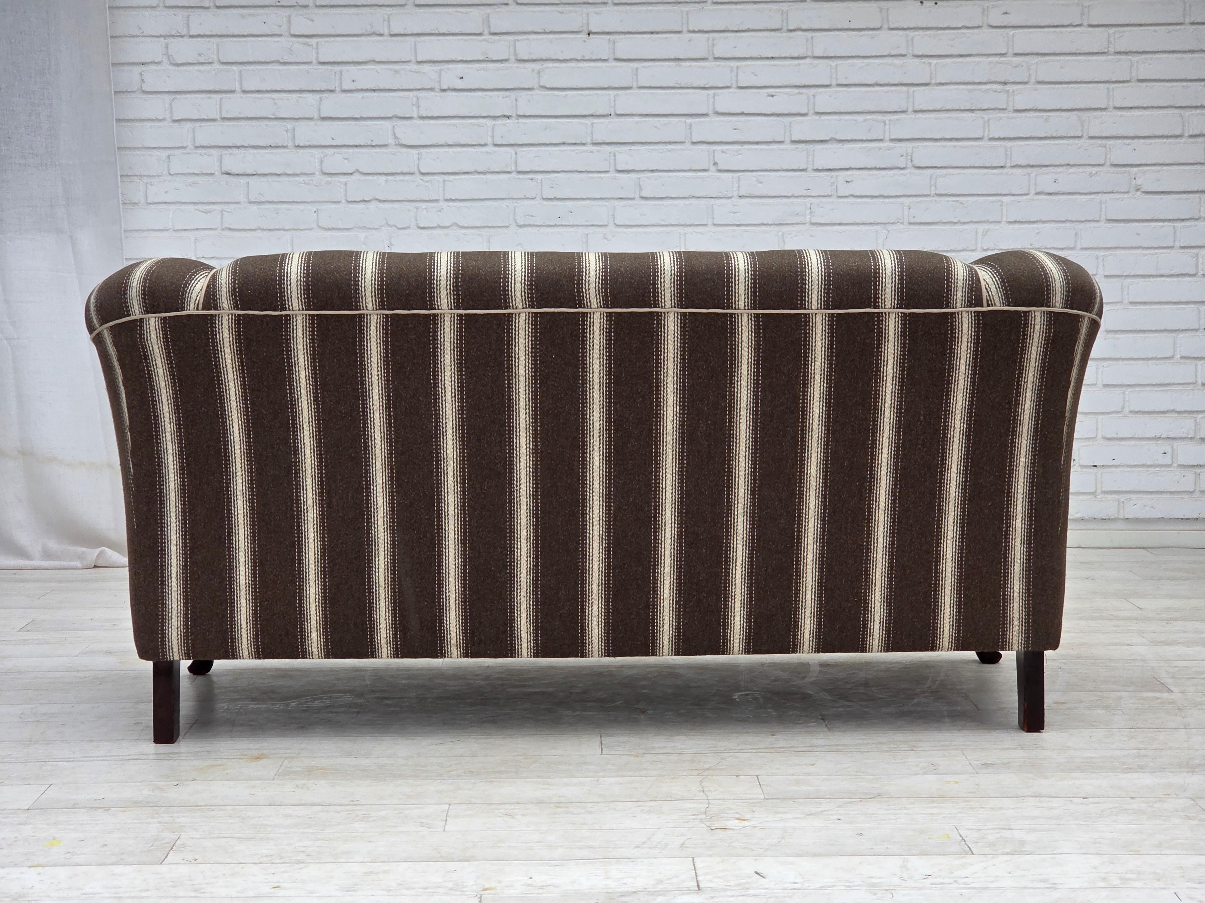 1950er Jahre, Dänisches 2-Sitzer-Sofa, gestreifte Möbelwolle, Beine aus Eschenholz. im Angebot 1