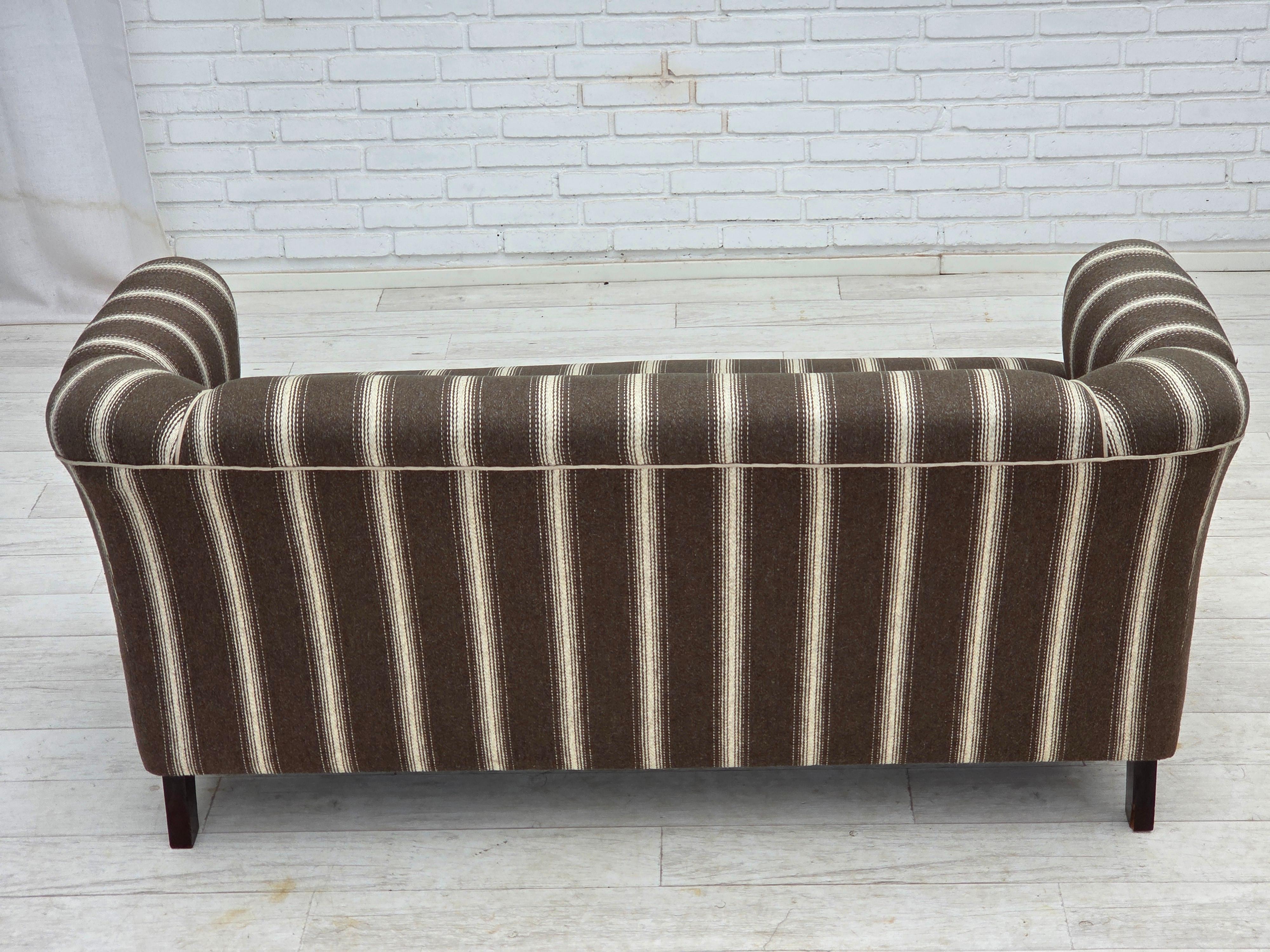 1950er Jahre, Dänisches 2-Sitzer-Sofa, gestreifte Möbelwolle, Beine aus Eschenholz. im Angebot 2