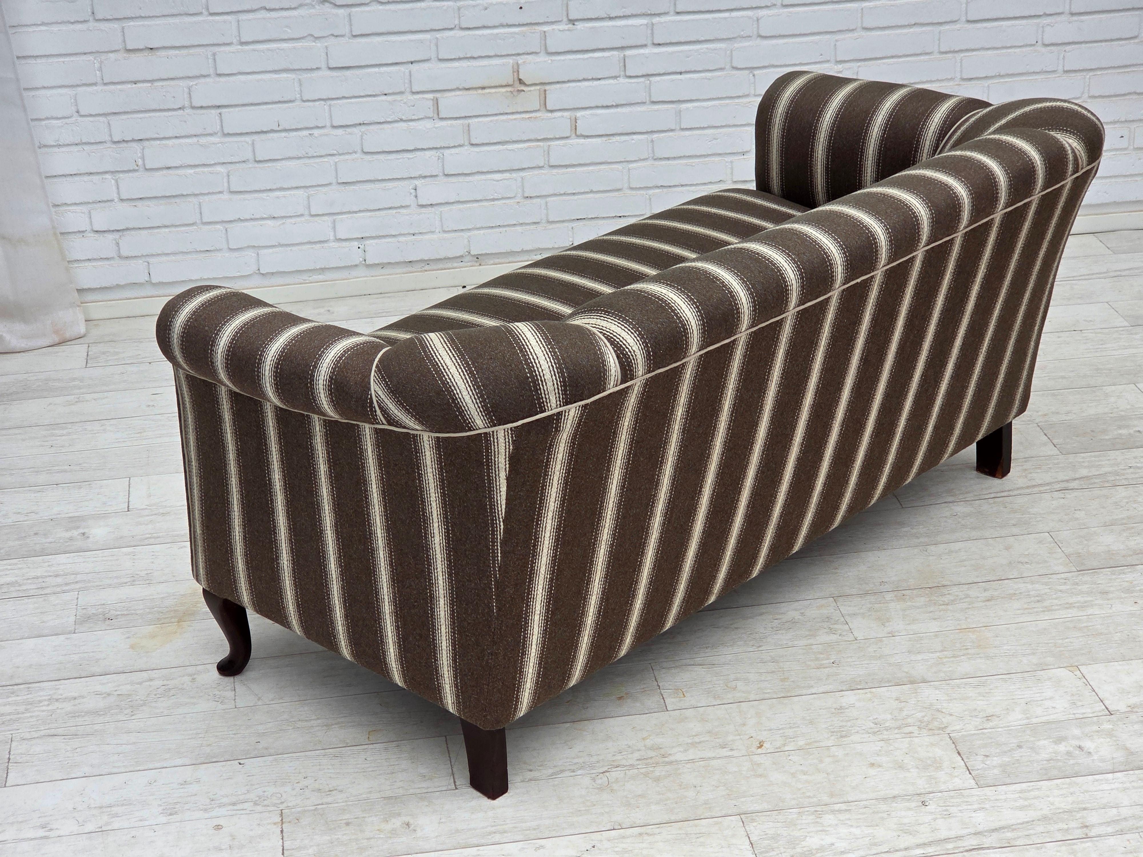 1950er Jahre, Dänisches 2-Sitzer-Sofa, gestreifte Möbelwolle, Beine aus Eschenholz. im Angebot 3