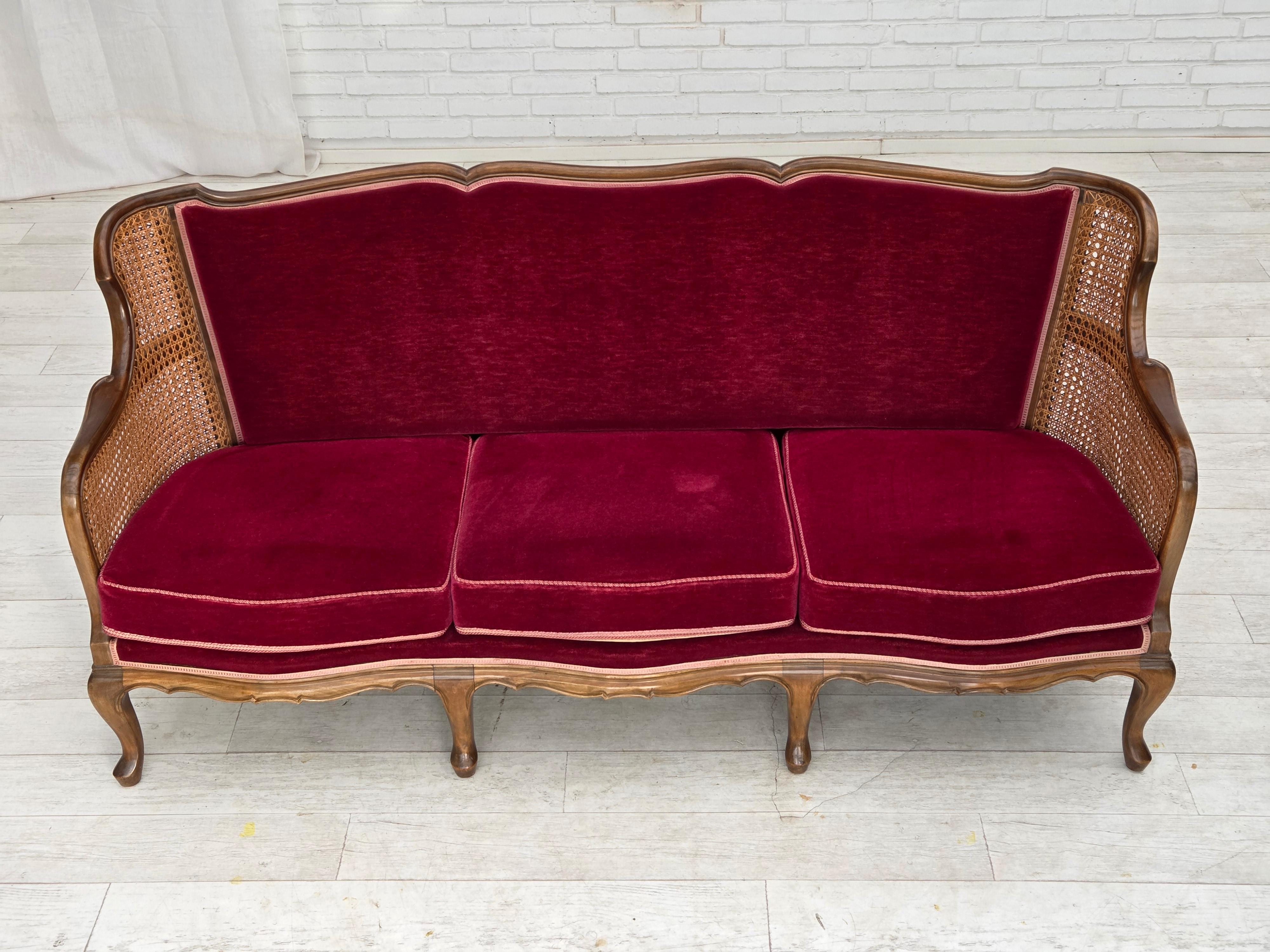 Años 50, sofá danés de 3 plazas. Muebles originales de terciopelo rojo cereza, madera de fresno, muebles de malla. Cojines de asiento de doble cara con muelles en el interior. Muy buen estado original: sin olores, sin manchas y construcción estable.