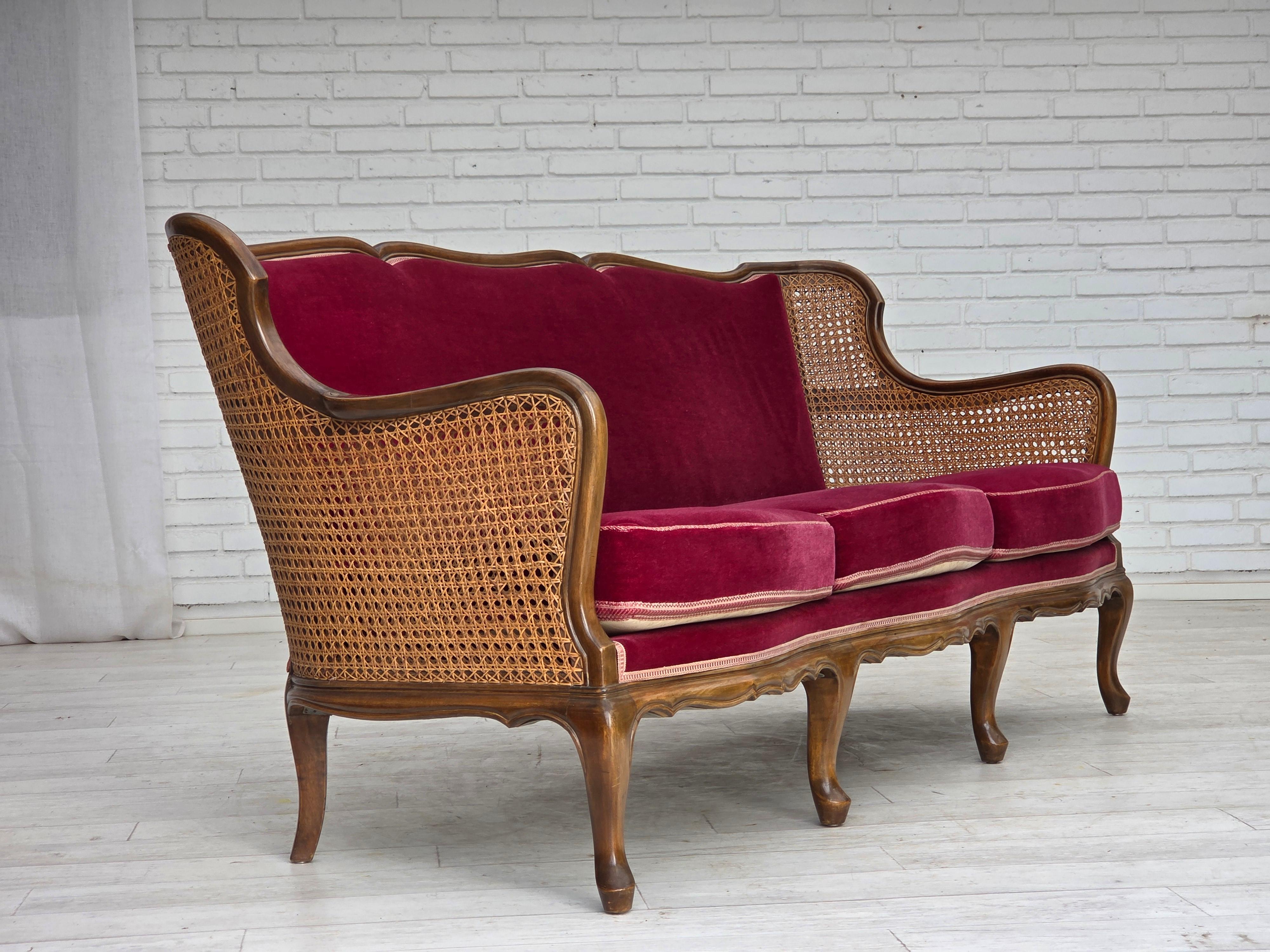 Años 50, sofá danés de 3 plazas, muebles de terciopelo, madera de fresno, muebles de malla. mediados del siglo XX en venta