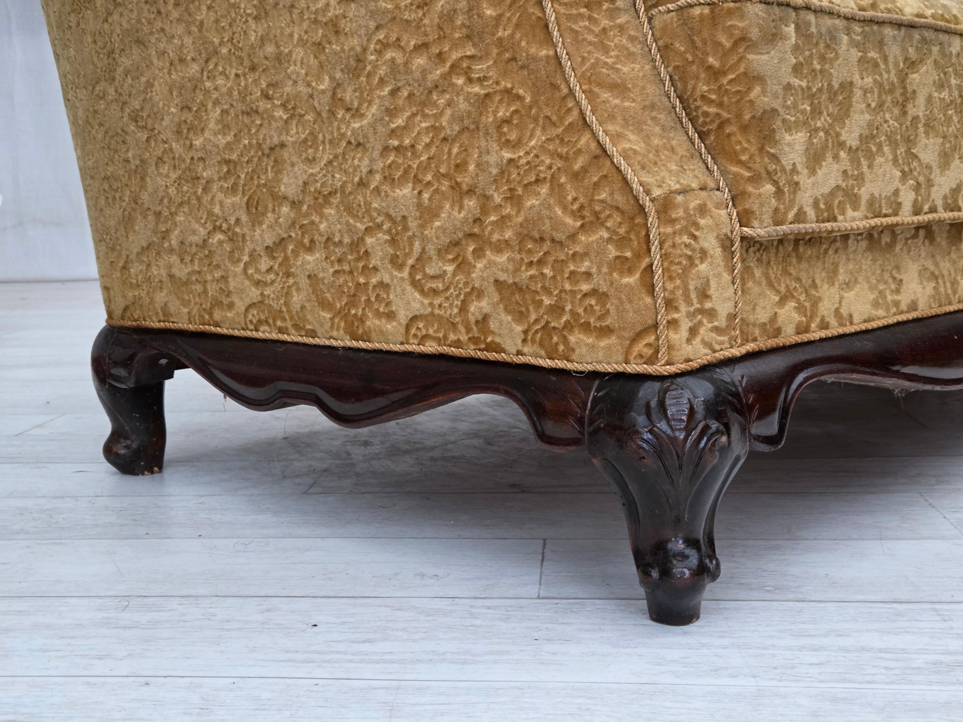 Anni '50, divano danese a 3 posti, arredamento in velluto, legno di quercia intagliato. in vendita 3