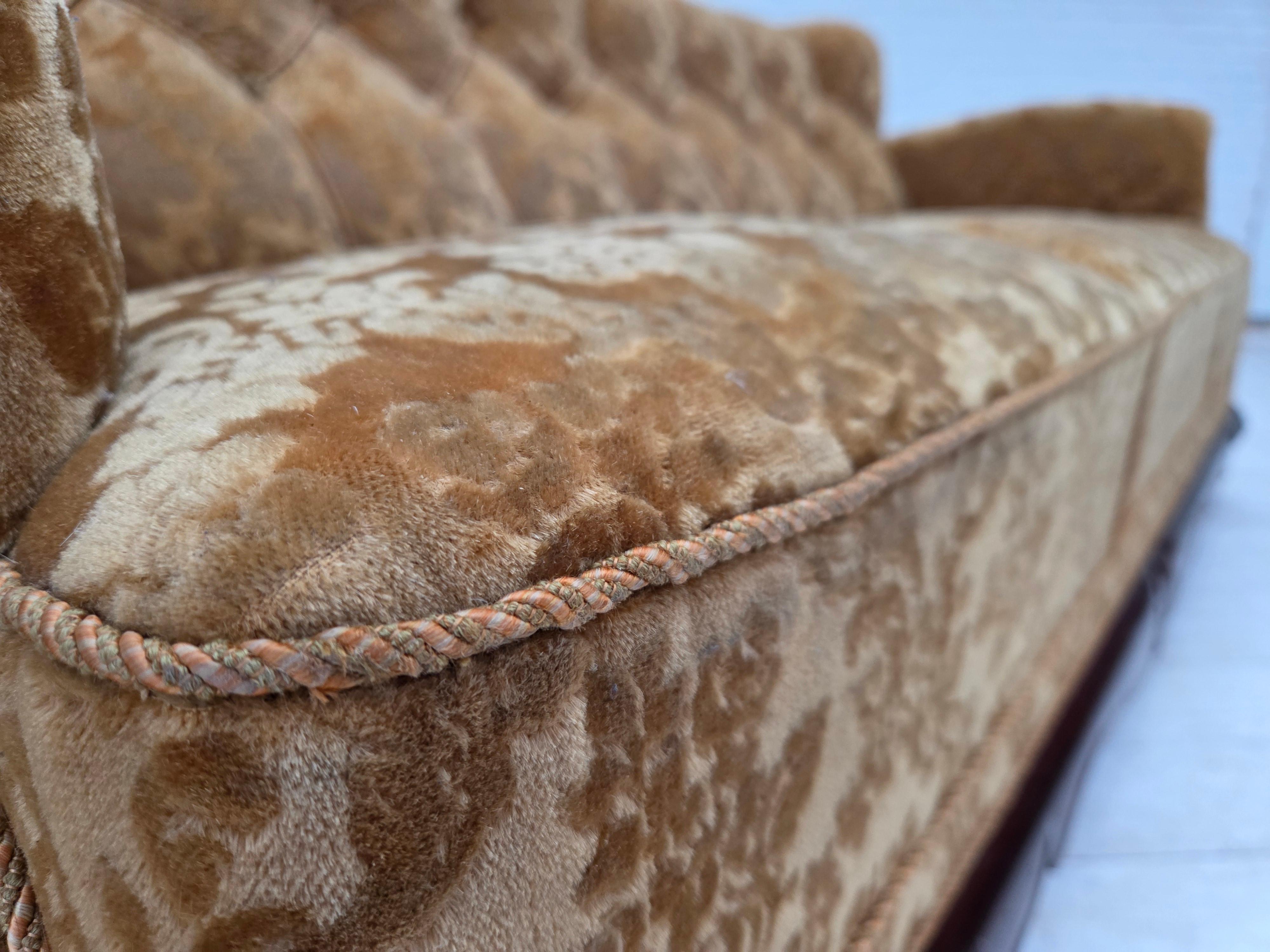 Anni '50, divano danese a 3 posti, arredamento in velluto, legno di quercia intagliato. in vendita 4