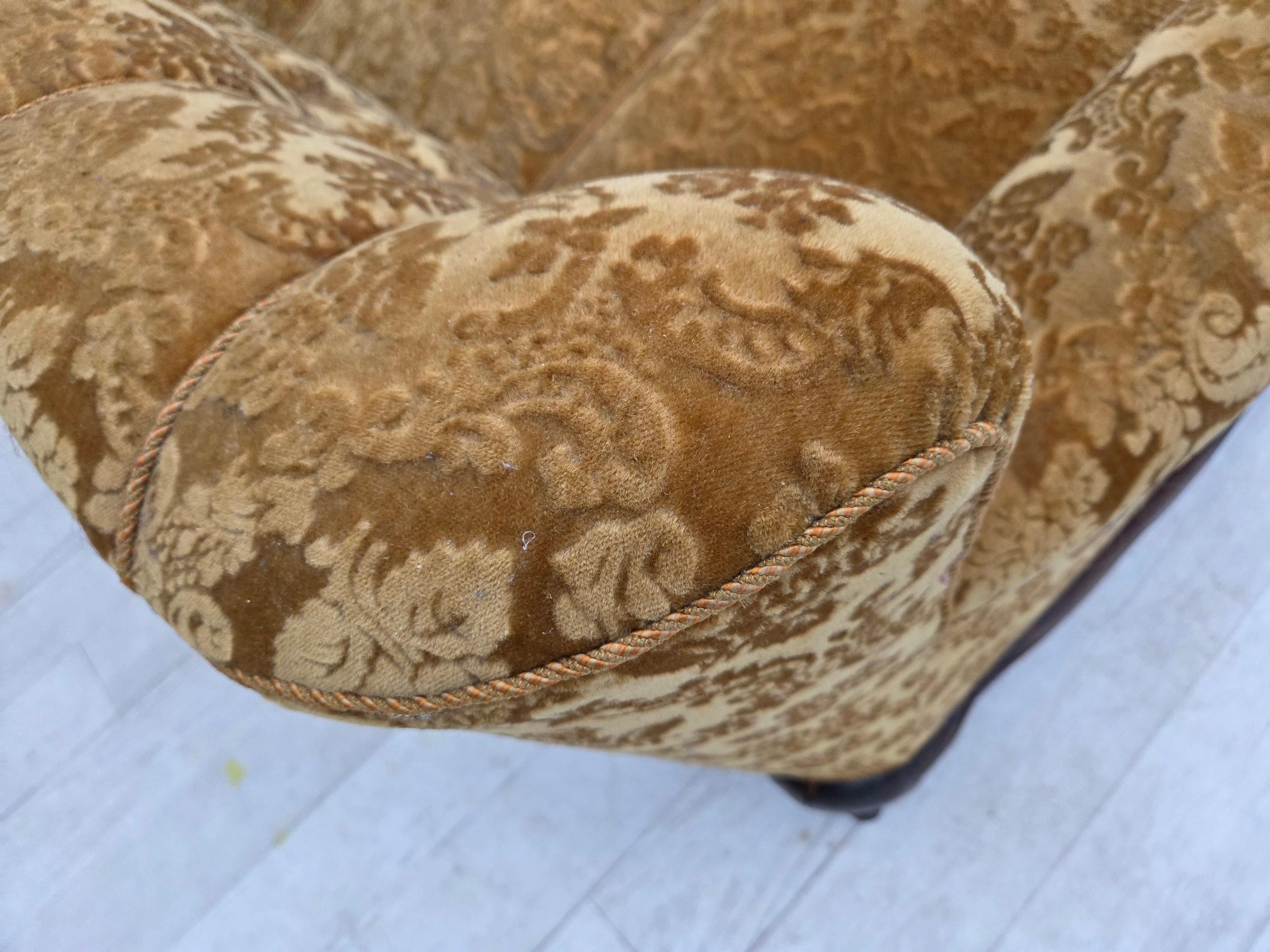 Anni '50, divano danese a 3 posti, arredamento in velluto, legno di quercia intagliato. in vendita 5