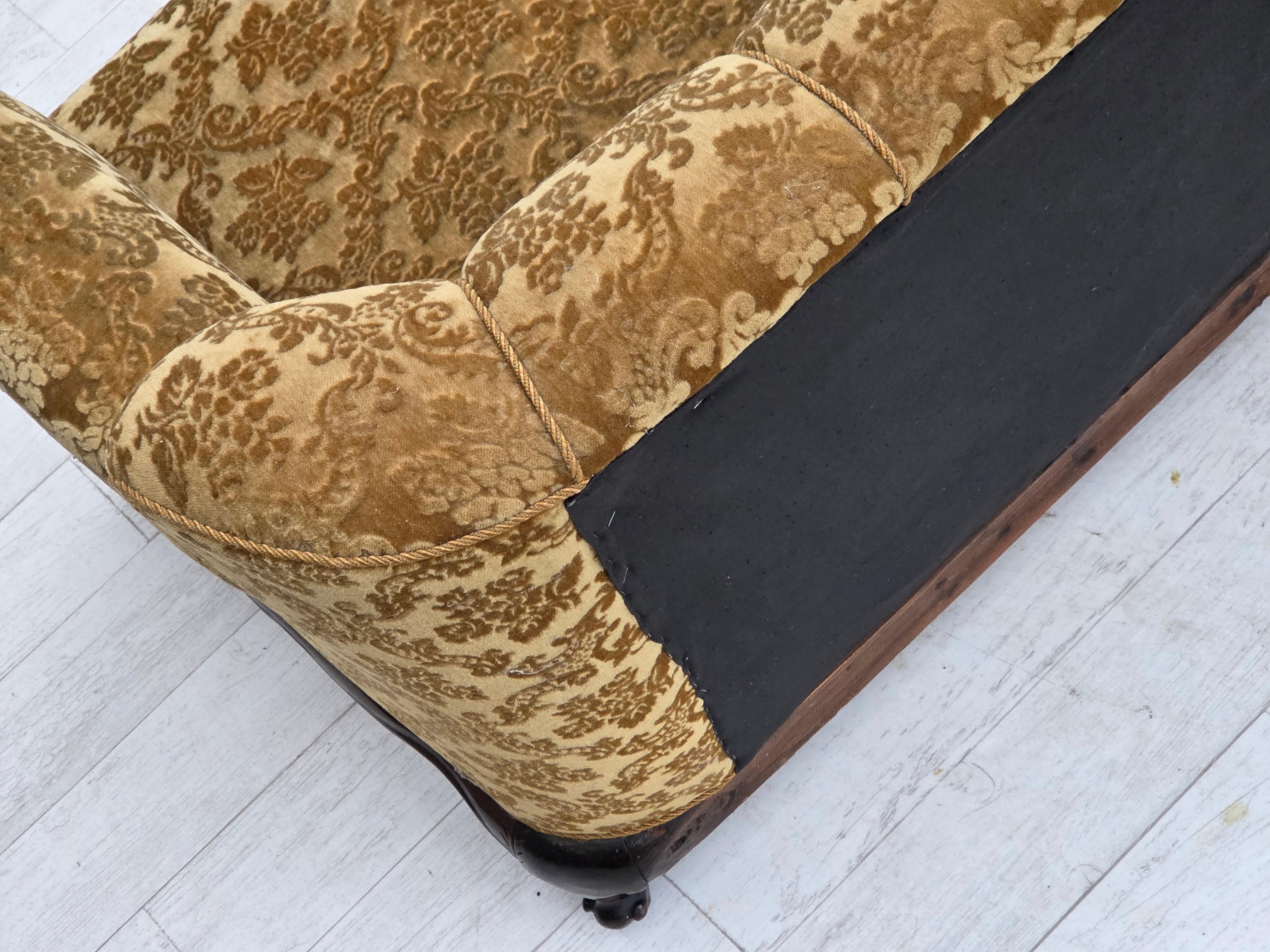 Anni '50, divano danese a 3 posti, arredamento in velluto, legno di quercia intagliato. in vendita 6