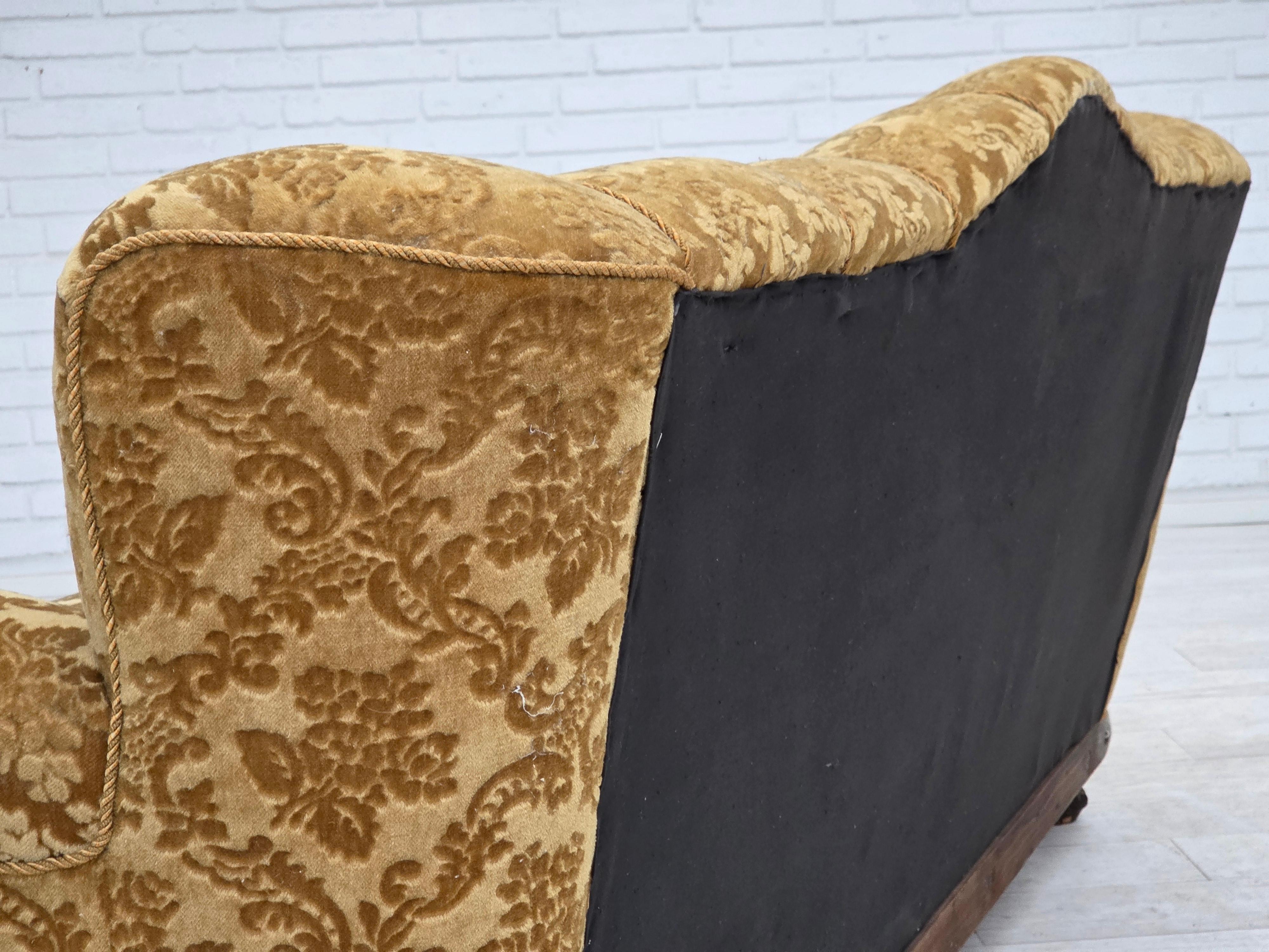 Anni '50, divano danese a 3 posti, arredamento in velluto, legno di quercia intagliato. in vendita 7