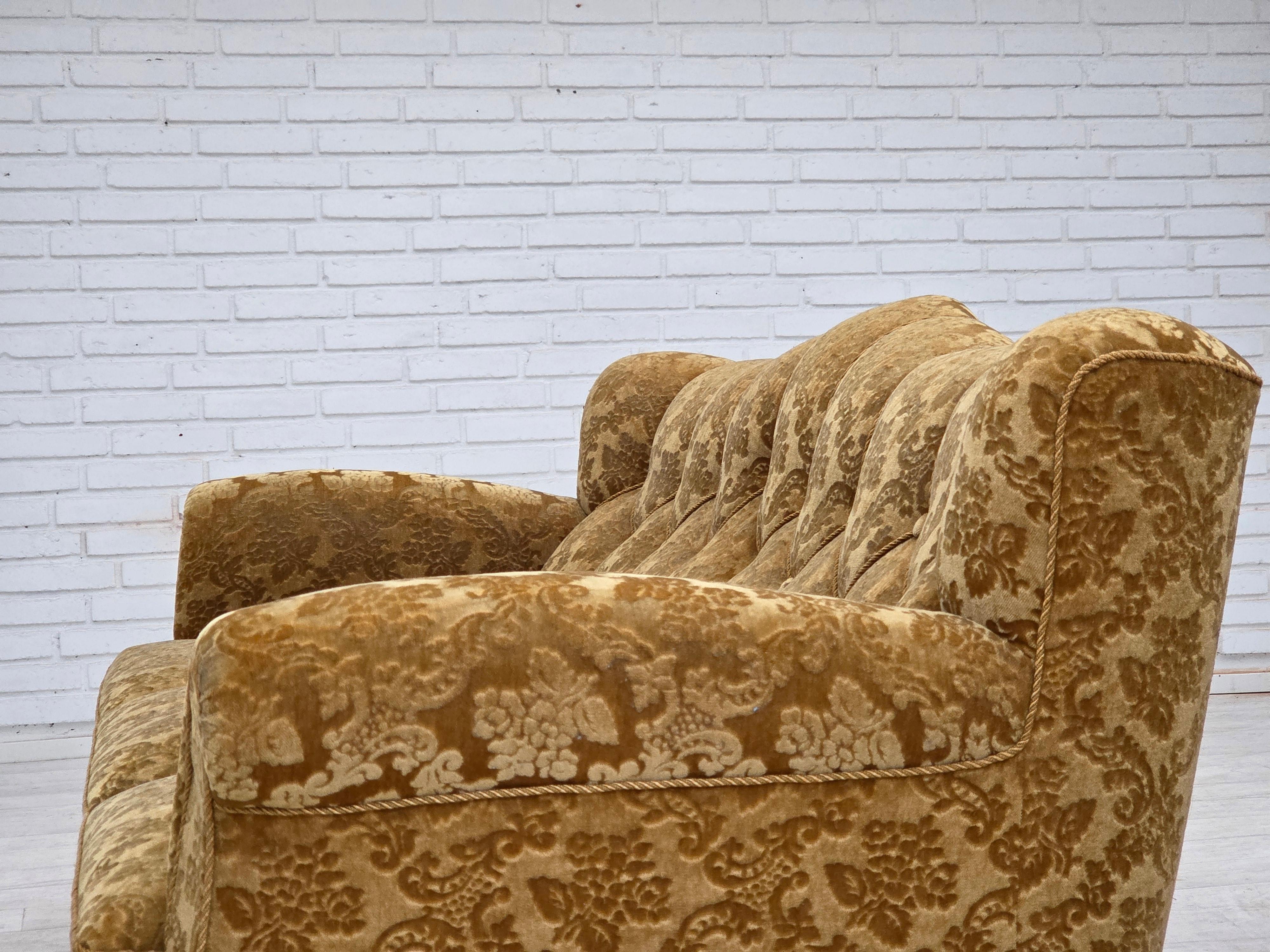 Anni '50, divano danese a 3 posti, arredamento in velluto, legno di quercia intagliato. in vendita 8