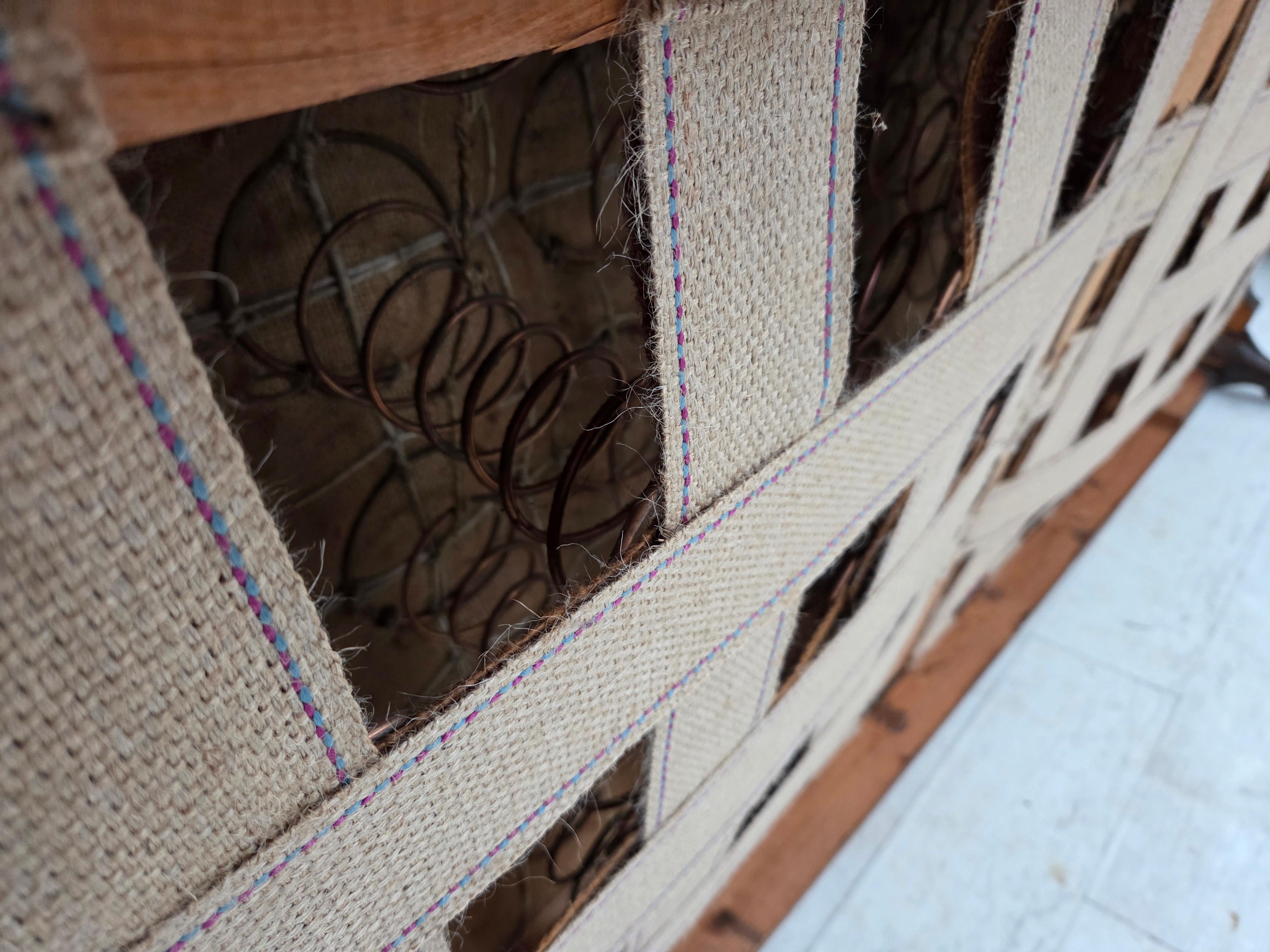 Anni '50, divano danese a 3 posti, arredamento in velluto, legno di quercia intagliato. in vendita 10