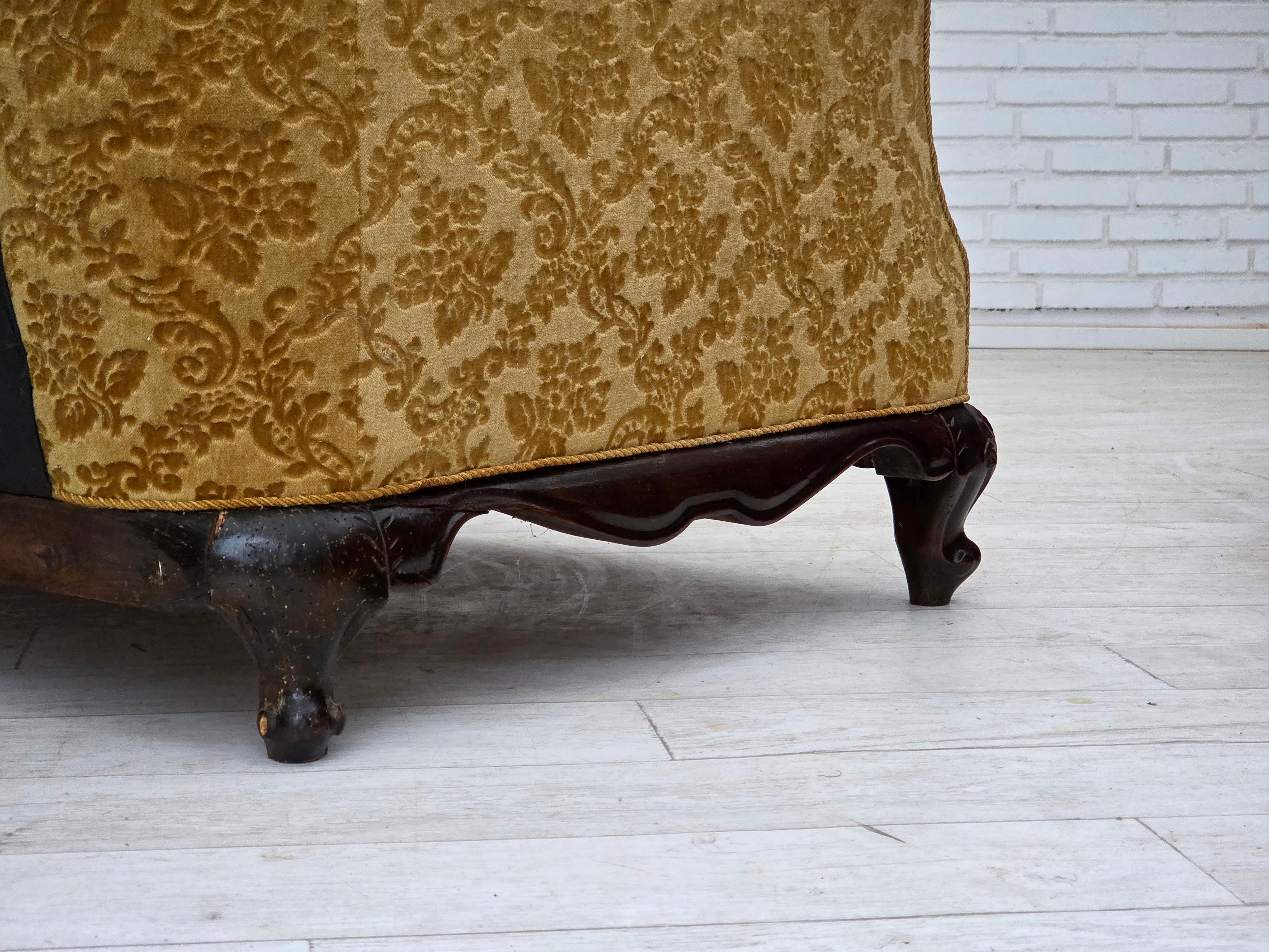 Anni '50, divano danese a 3 posti, arredamento in velluto, legno di quercia intagliato. in vendita 12