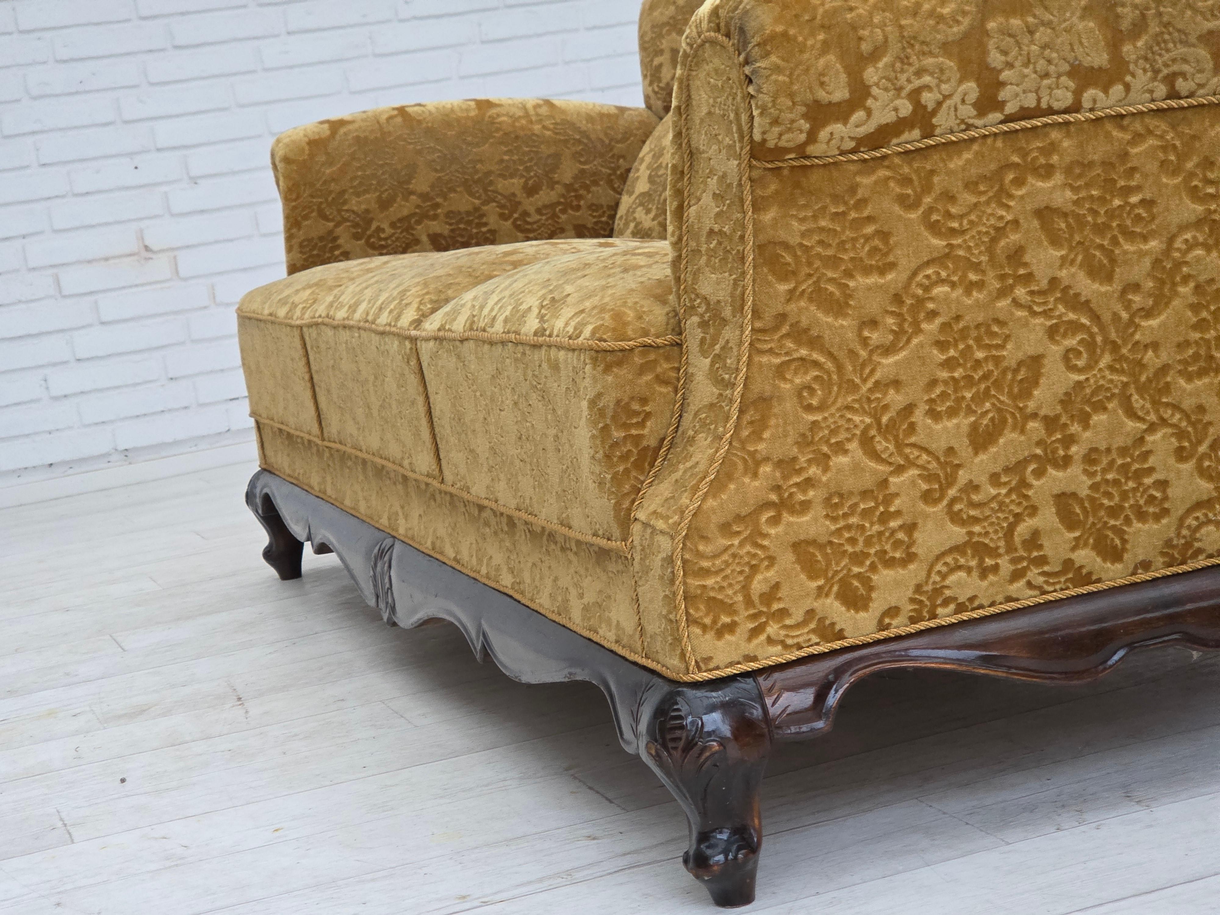 Anni '50, divano danese a 3 posti, arredamento in velluto, legno di quercia intagliato. in vendita 13