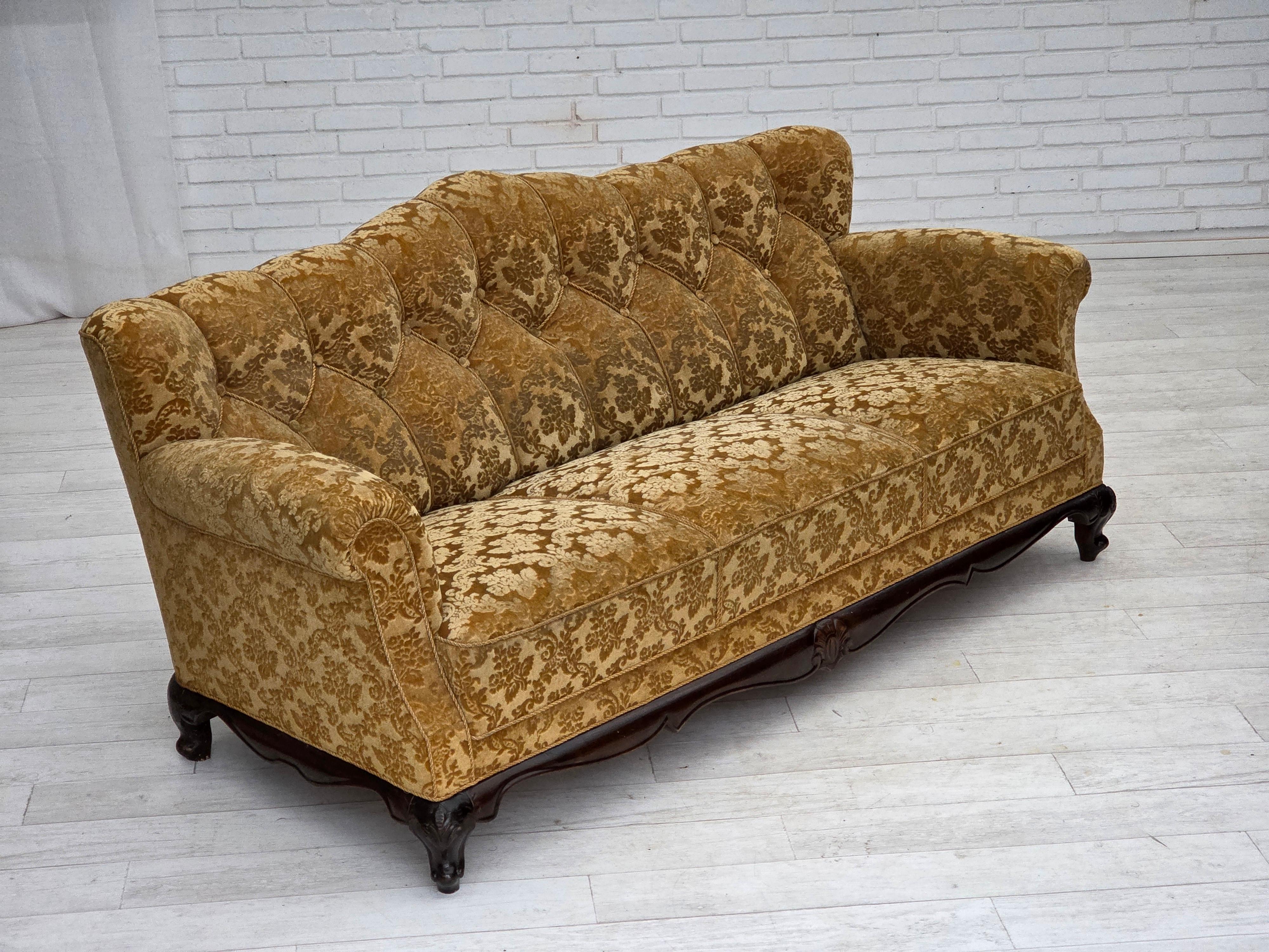 Scandinavo moderno Anni '50, divano danese a 3 posti, arredamento in velluto, legno di quercia intagliato. in vendita