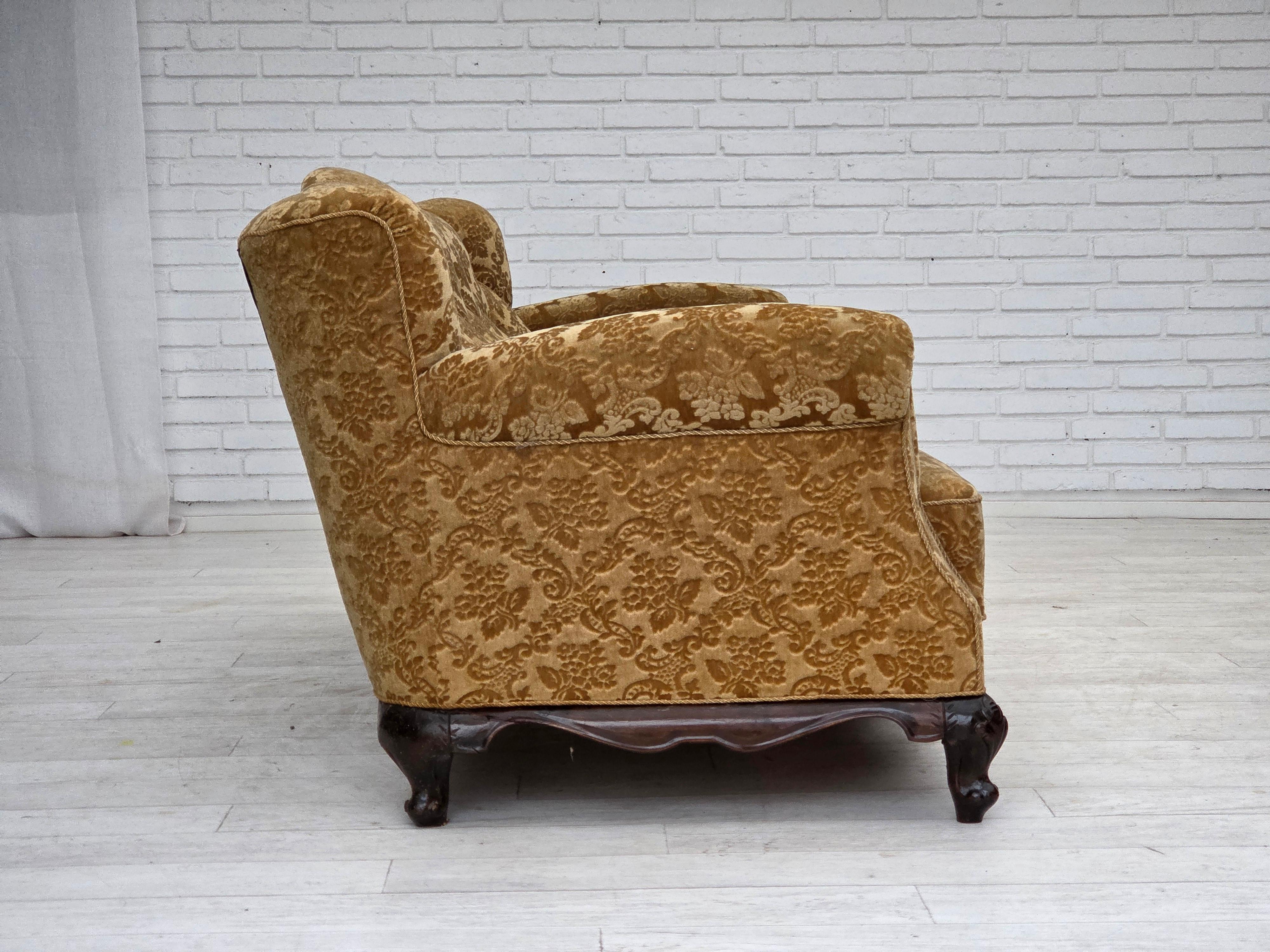 Anni '50, divano danese a 3 posti, arredamento in velluto, legno di quercia intagliato. In condizioni buone in vendita a Tarm, 82