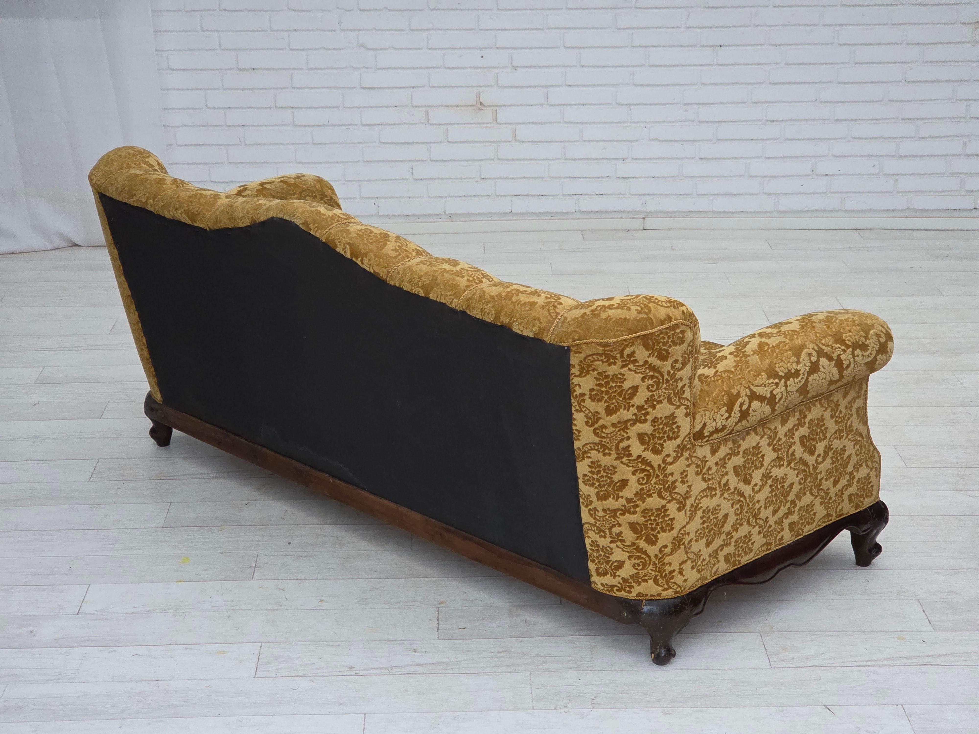 Metà XX secolo Anni '50, divano danese a 3 posti, arredamento in velluto, legno di quercia intagliato. in vendita