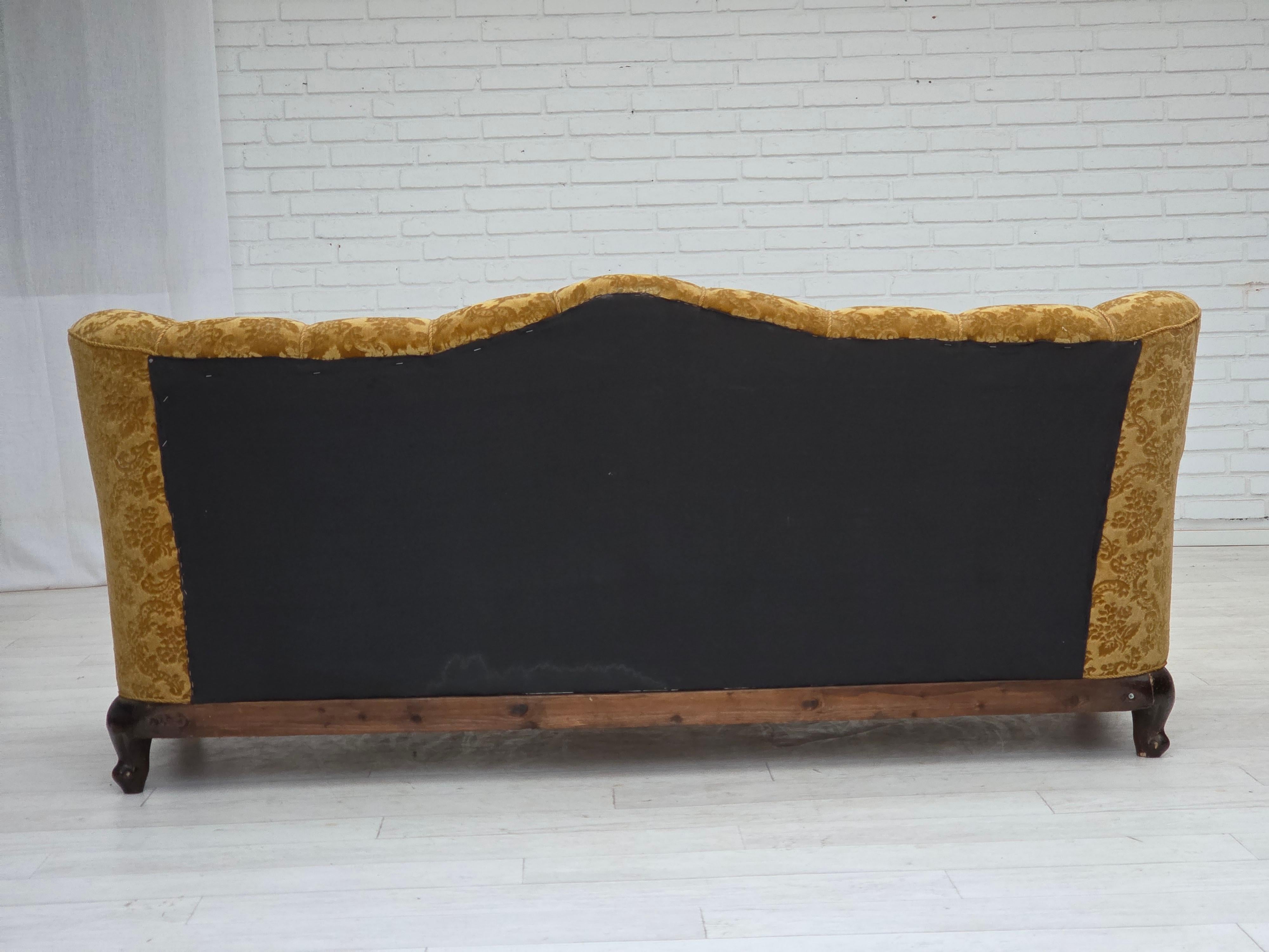 Velluto Anni '50, divano danese a 3 posti, arredamento in velluto, legno di quercia intagliato. in vendita