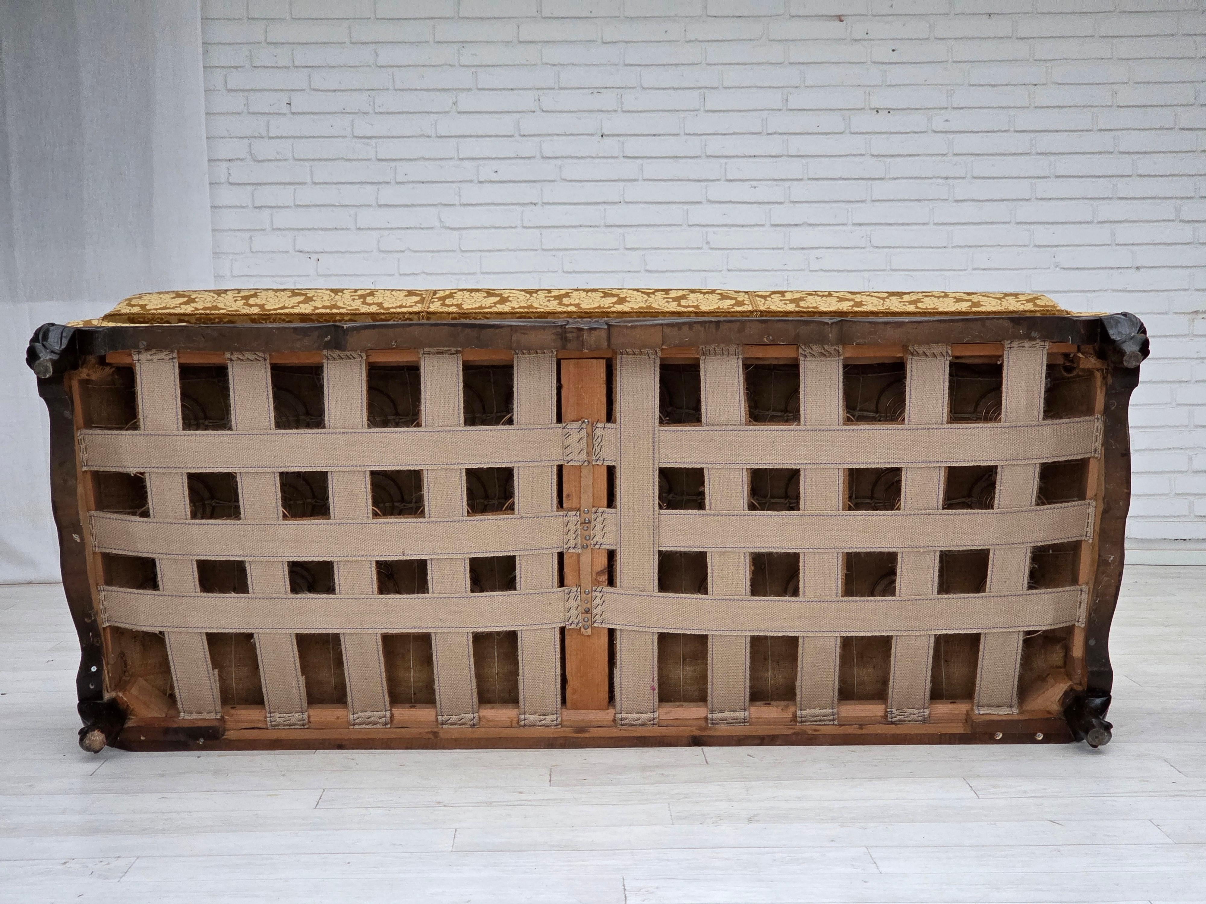 Anni '50, divano danese a 3 posti, arredamento in velluto, legno di quercia intagliato. in vendita 1