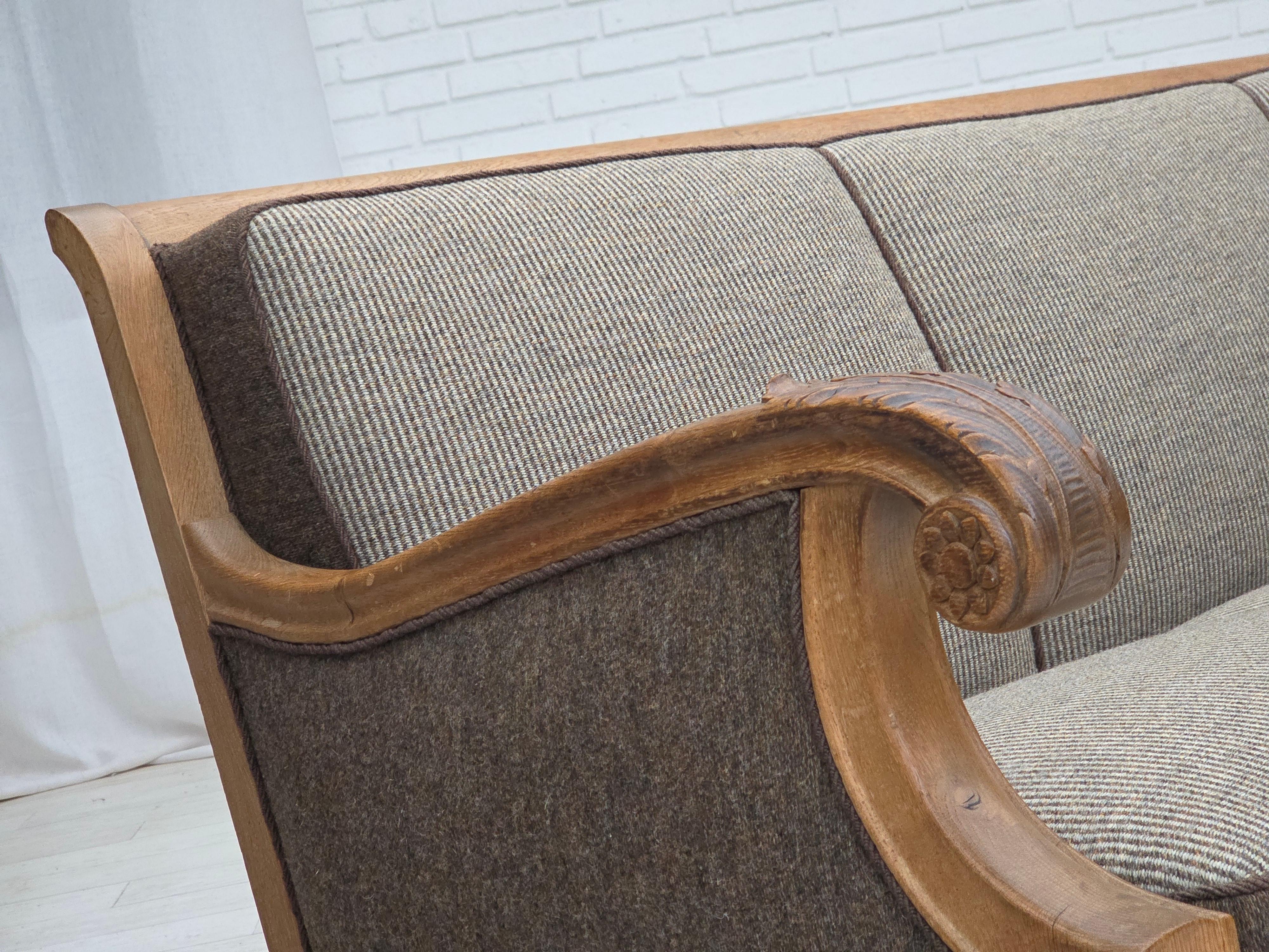 1950s, Danish 3-seater sofa, furniture wool, solid carved oak wood. In Good Condition For Sale In Tarm, 82