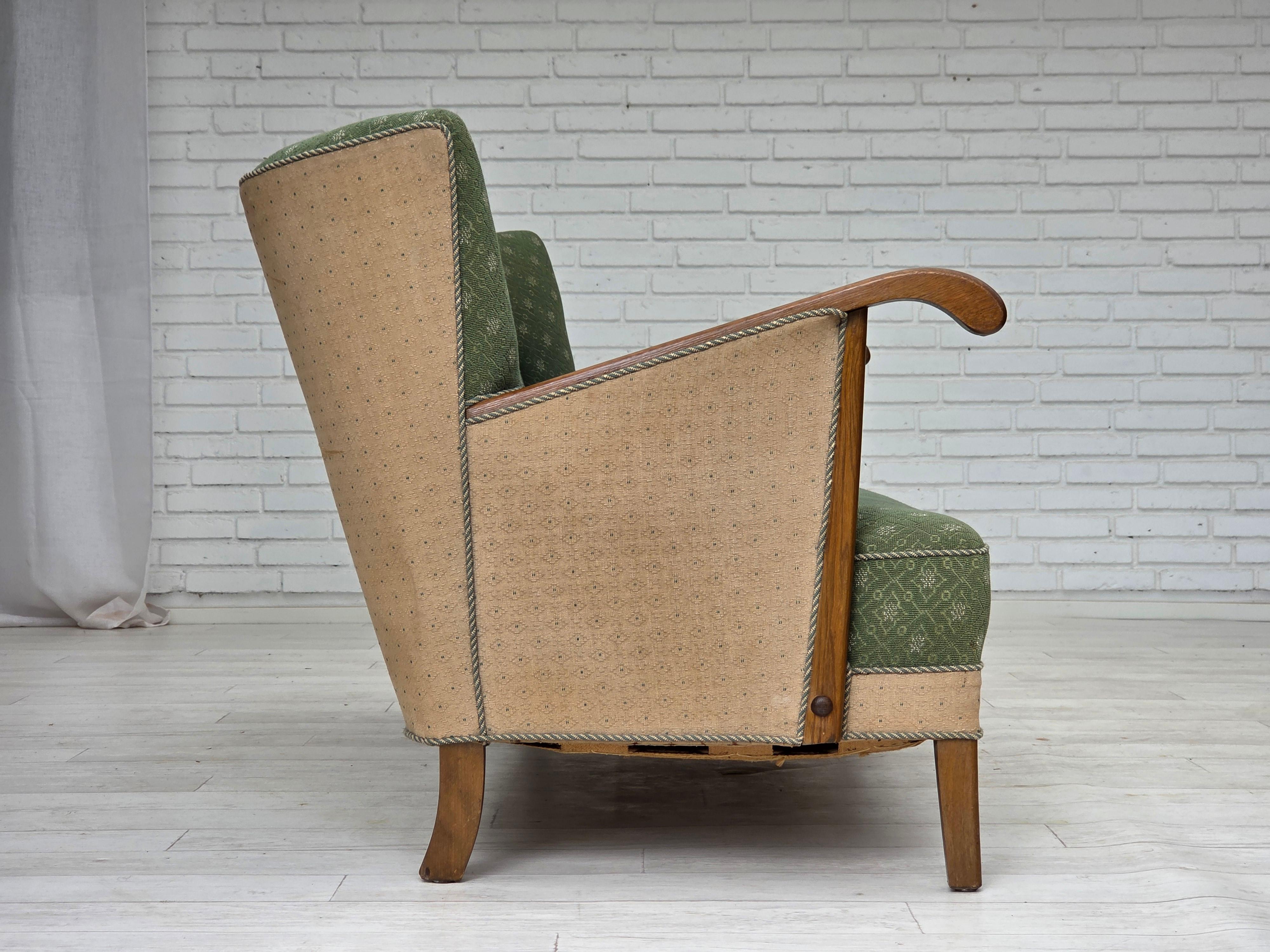1950s, Danish 3-seater sofa, green/beige furniture wool fabric, oak wood. en vente 4