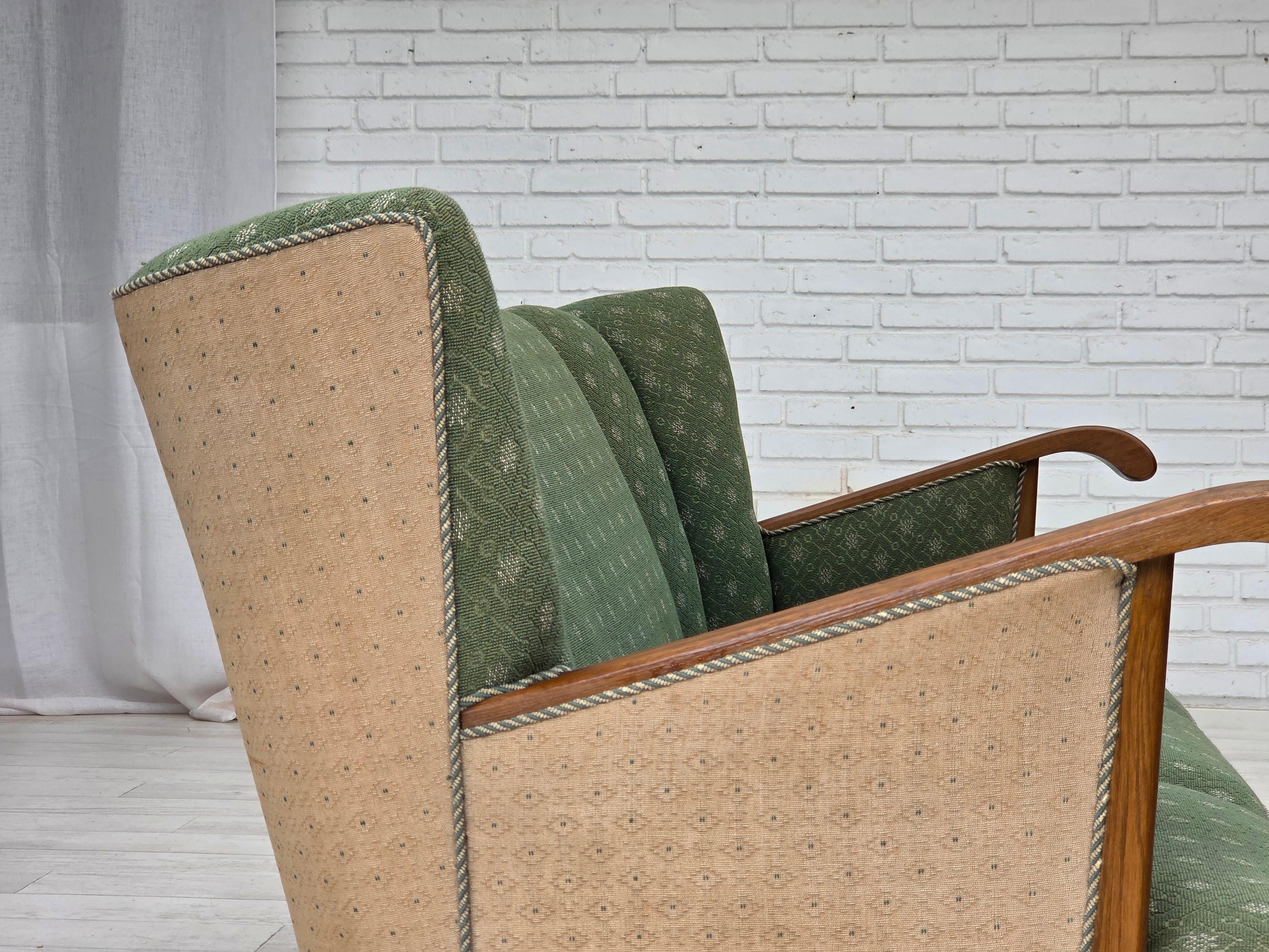 1950s, Danish 3-seater sofa, green/beige furniture wool fabric, oak wood. en vente 5