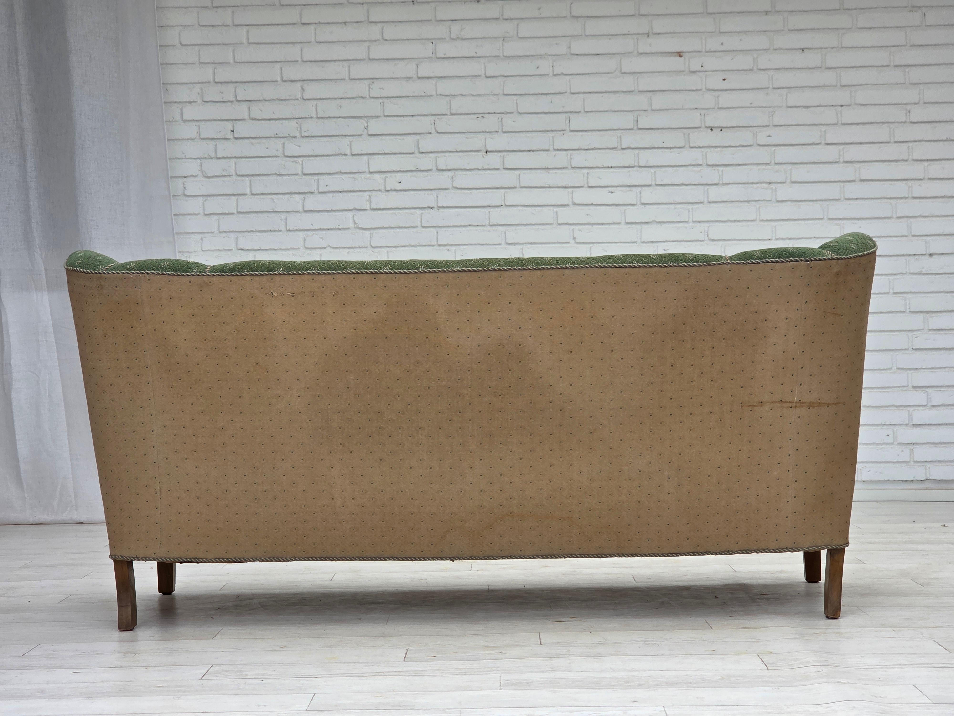 1950s, Danish 3-seater sofa, green/beige furniture wool fabric, oak wood. en vente 7