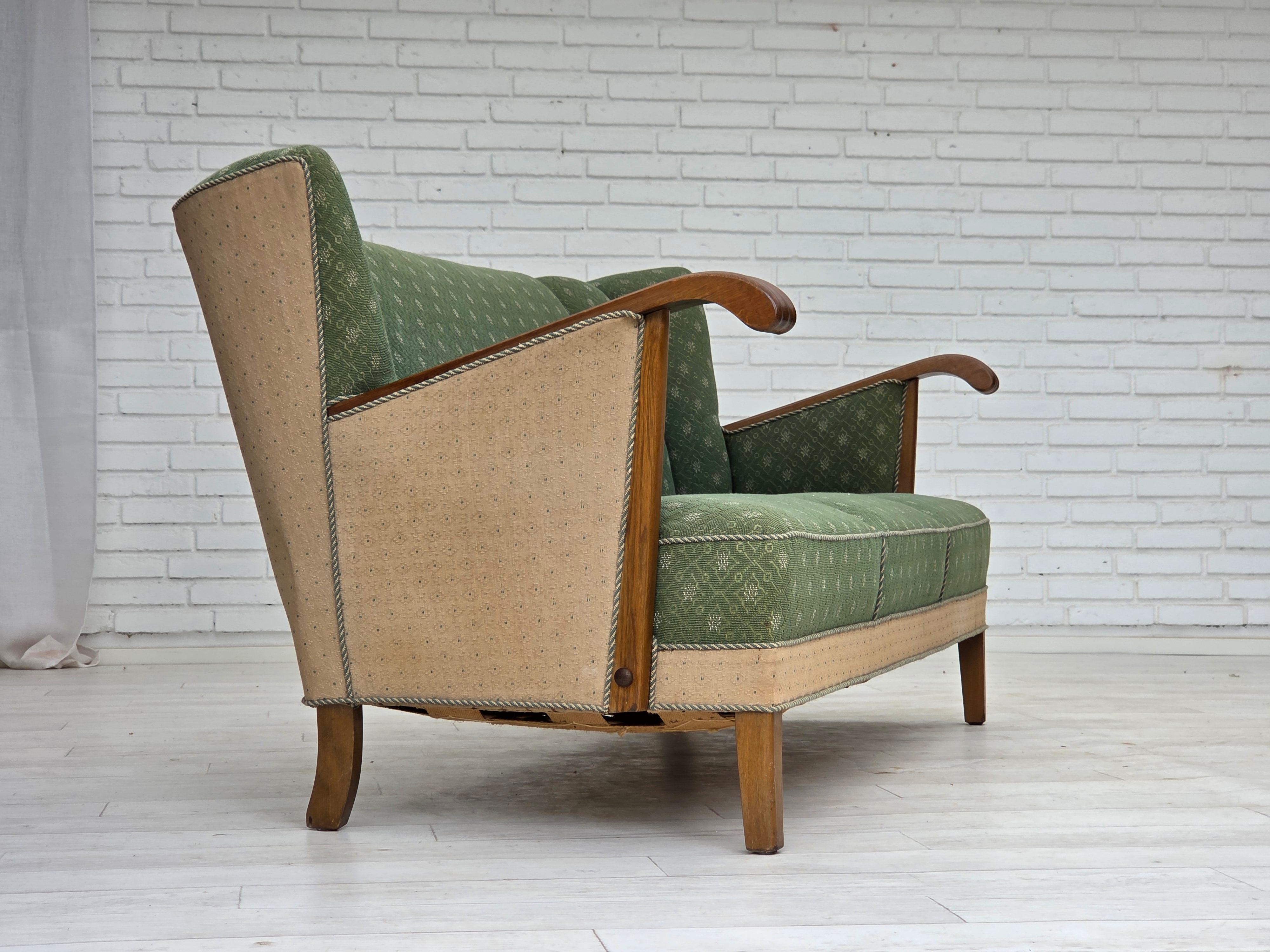 1950s, Danish 3-seater sofa, green/beige furniture wool fabric, oak wood. en vente 13
