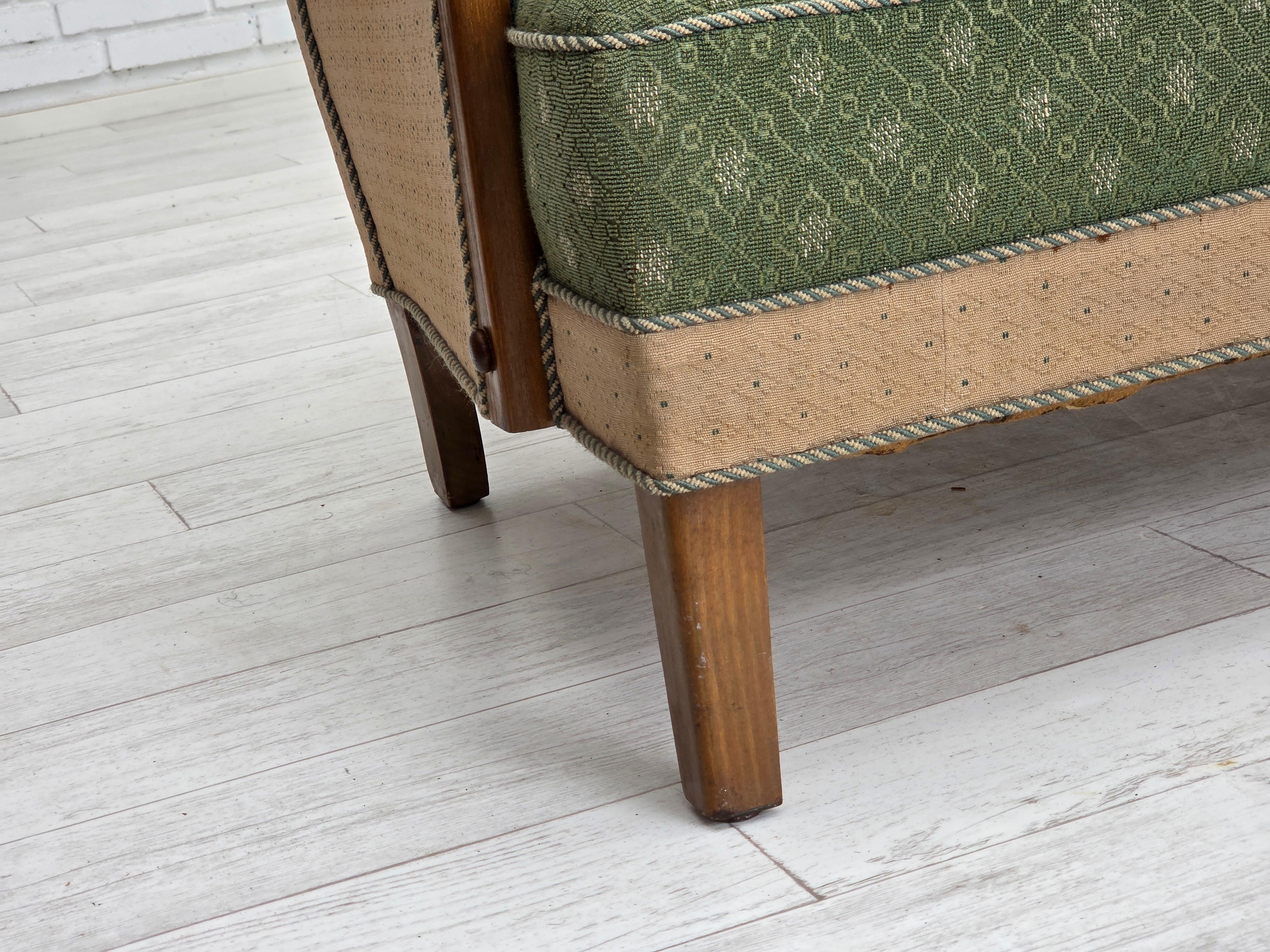 Danois 1950s, Danish 3-seater sofa, green/beige furniture wool fabric, oak wood. en vente