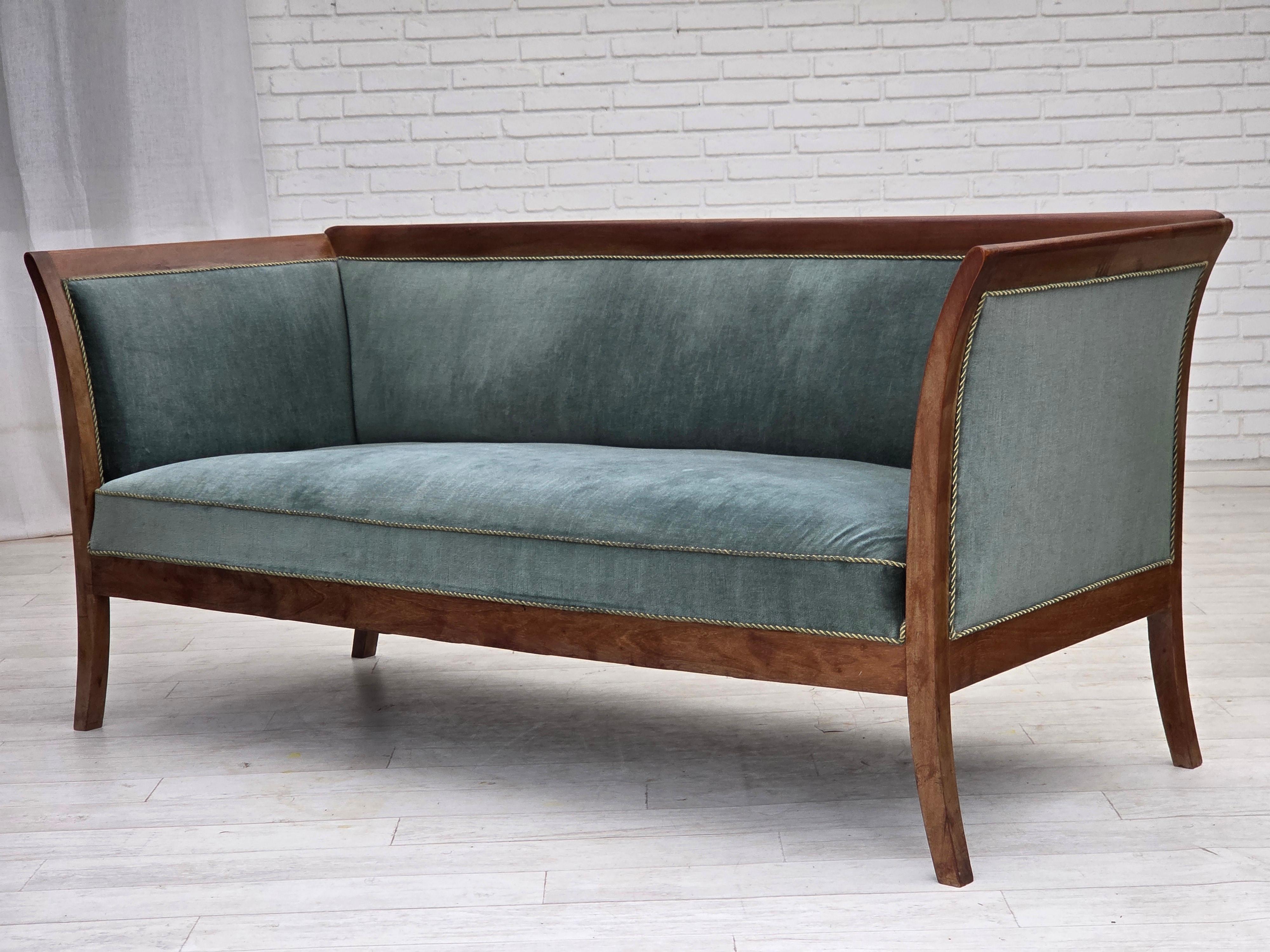 Anni '50, divano danese a 3 posti, velluto verde/blu, legno di frassino. in vendita 3