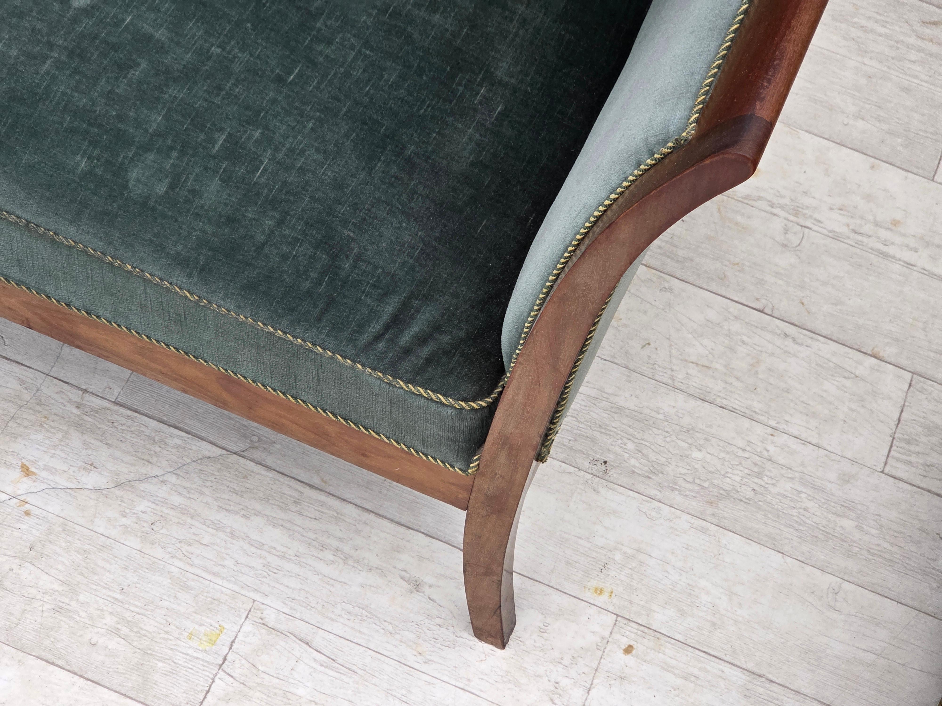 Anni '50, divano danese a 3 posti, velluto verde/blu, legno di frassino. in vendita 5