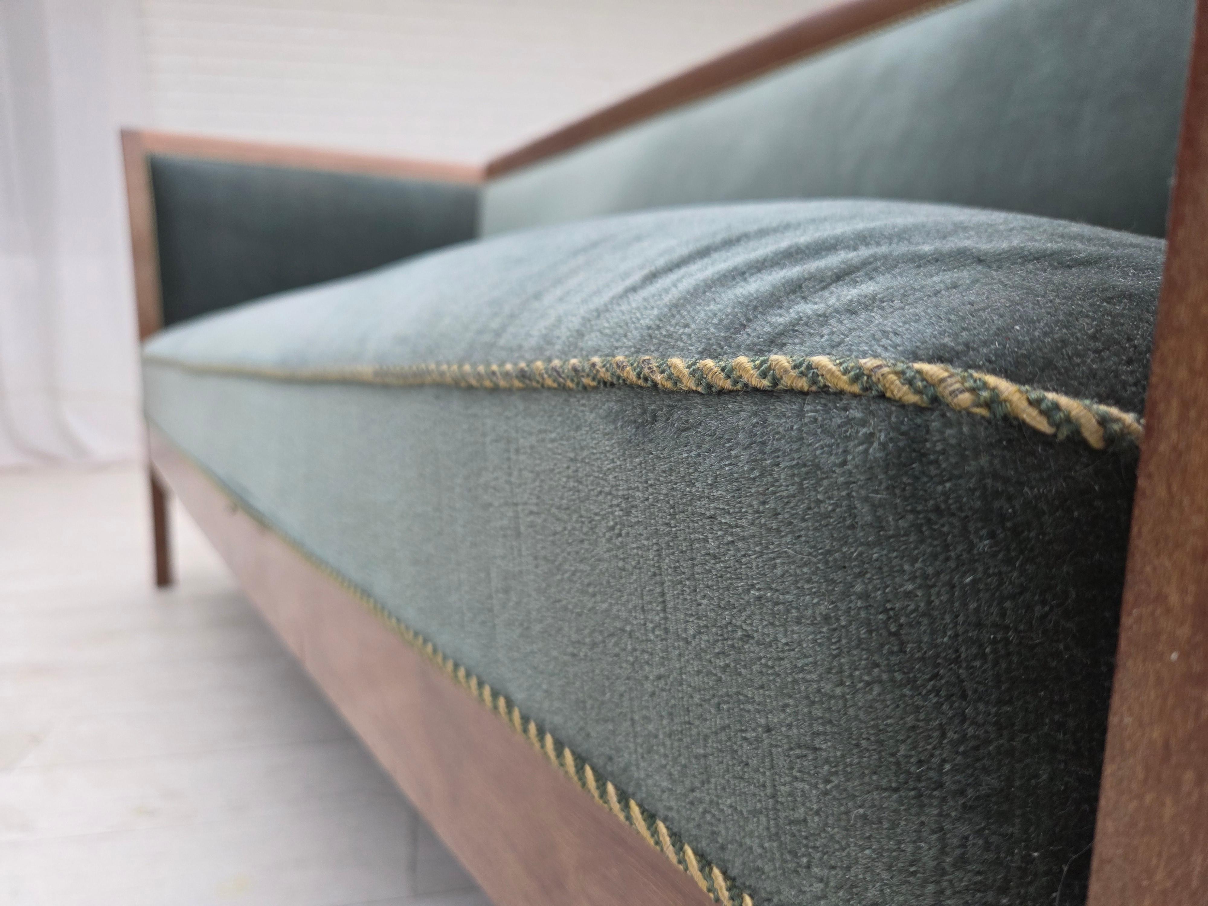 Anni '50, divano danese a 3 posti, velluto verde/blu, legno di frassino. in vendita 8