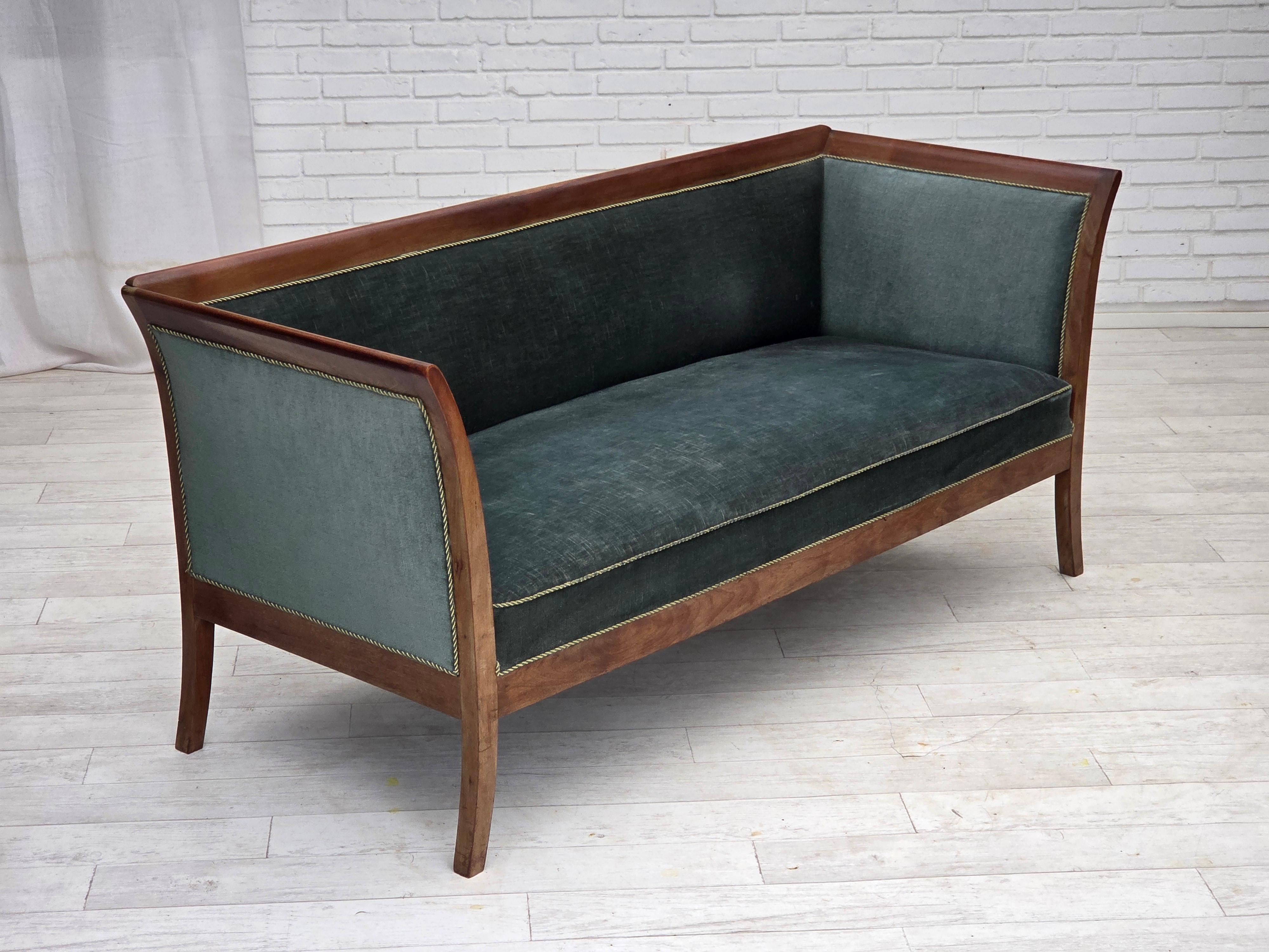 Divano danese a 3 posti degli anni '50. Velluto da arredamento verde/blu, molle nella seduta, legno di frassino. Il divano è stato tappezzato da un artigiano circa 20 anni fa. Prodotto da un artigiano danese negli anni 1950-55 circa. Design vintage