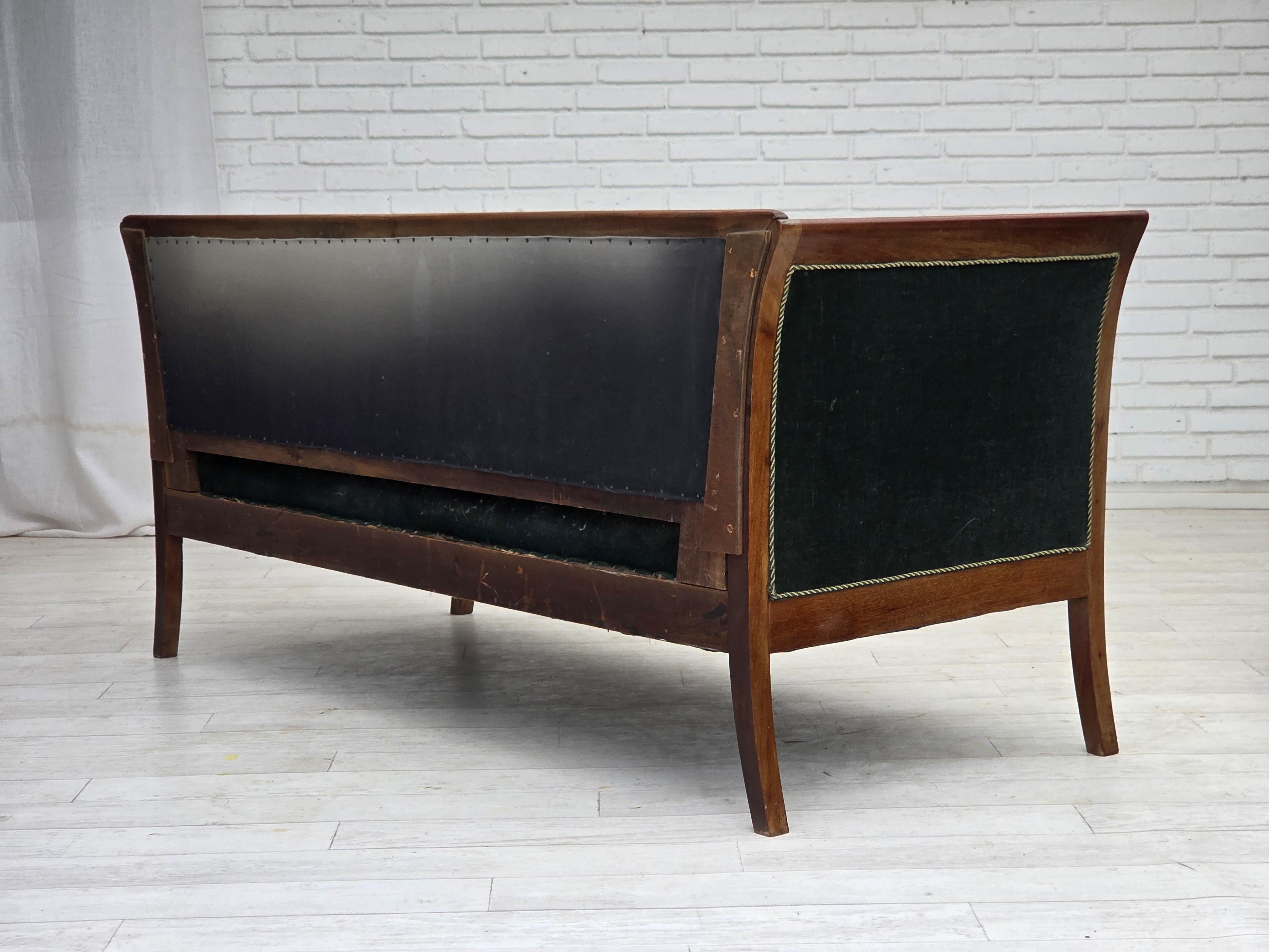 Anni '50, divano danese a 3 posti, velluto verde/blu, legno di frassino. In condizioni buone in vendita a Tarm, 82