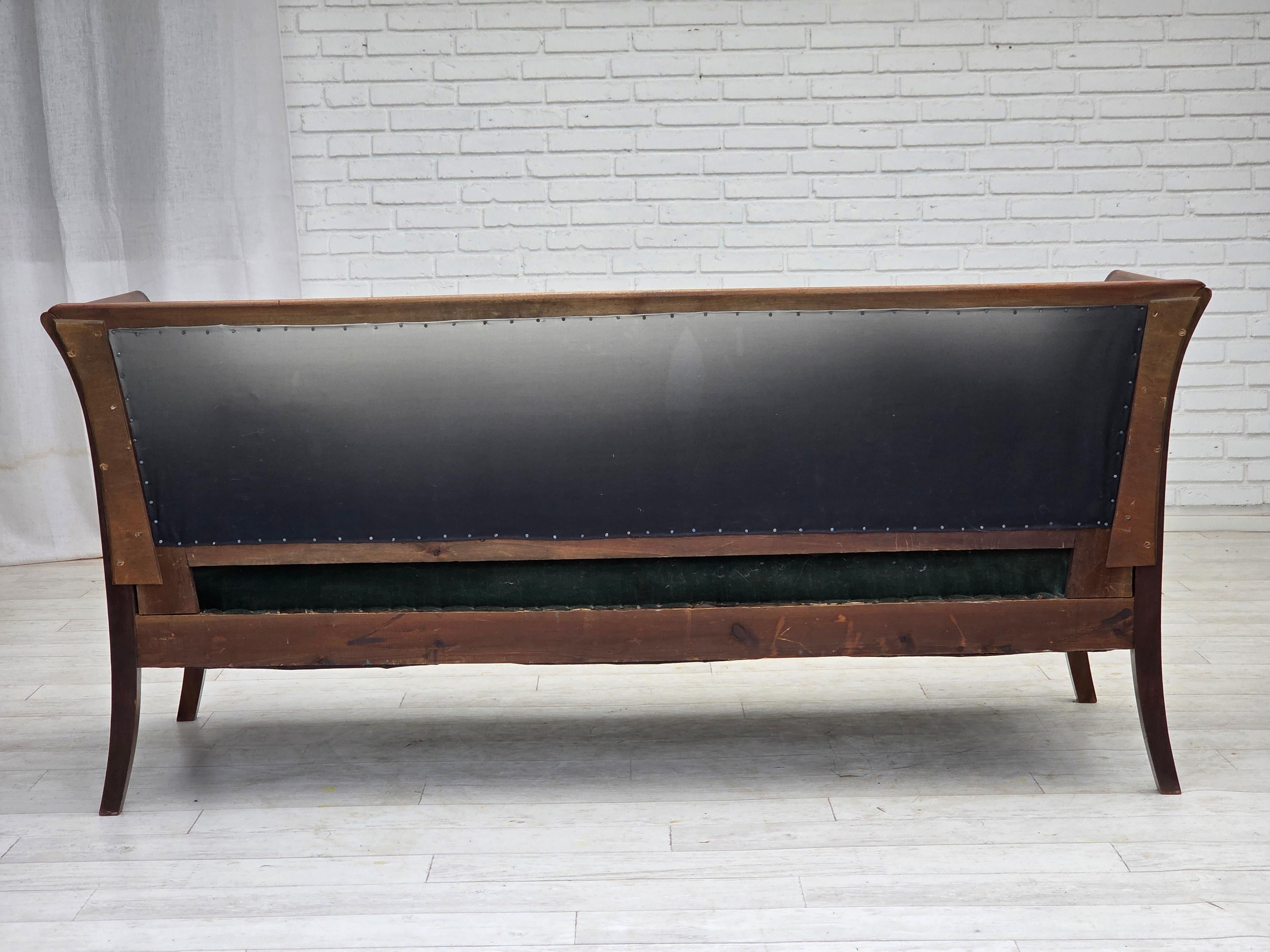 Metà XX secolo Anni '50, divano danese a 3 posti, velluto verde/blu, legno di frassino. in vendita
