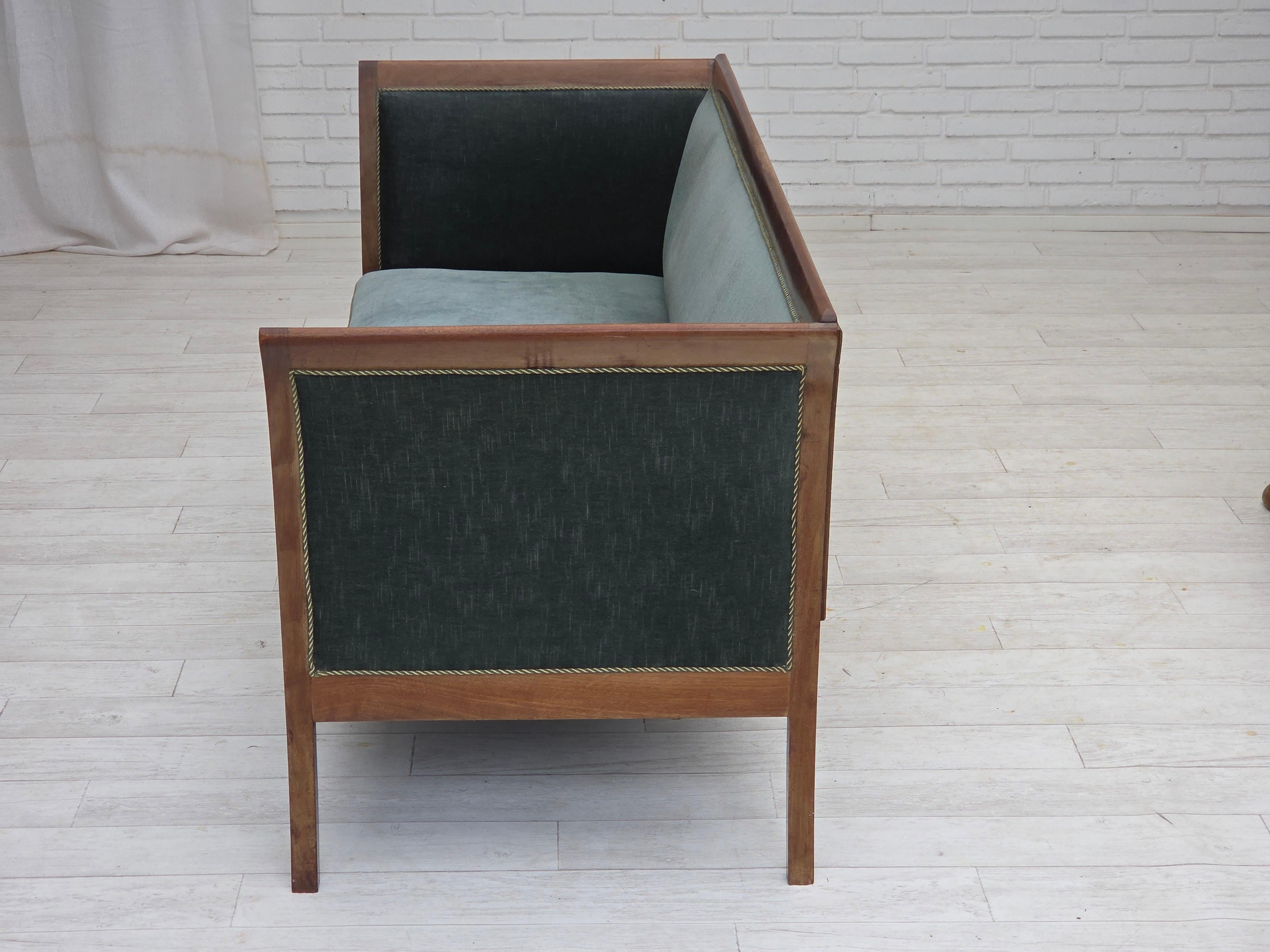 Anni '50, divano danese a 3 posti, velluto verde/blu, legno di frassino. in vendita 1