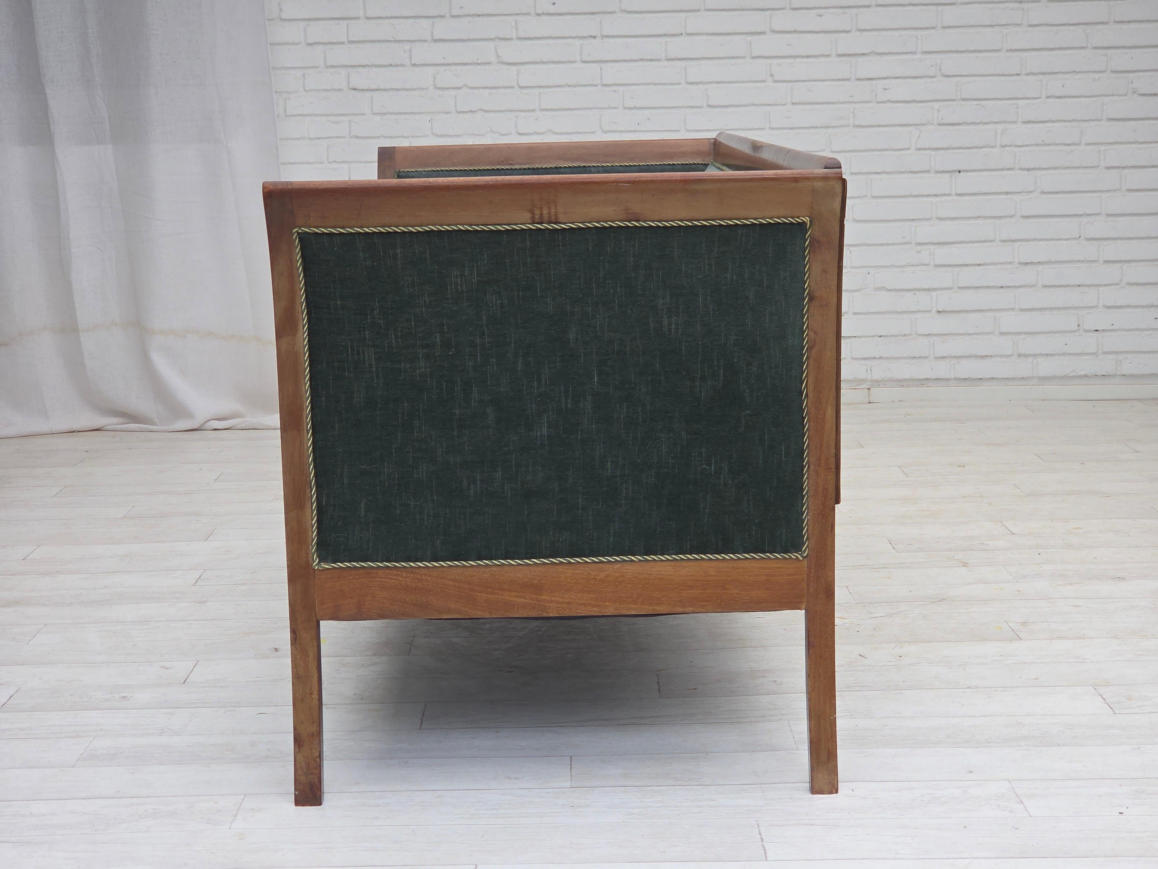 Anni '50, divano danese a 3 posti, velluto verde/blu, legno di frassino. in vendita 2