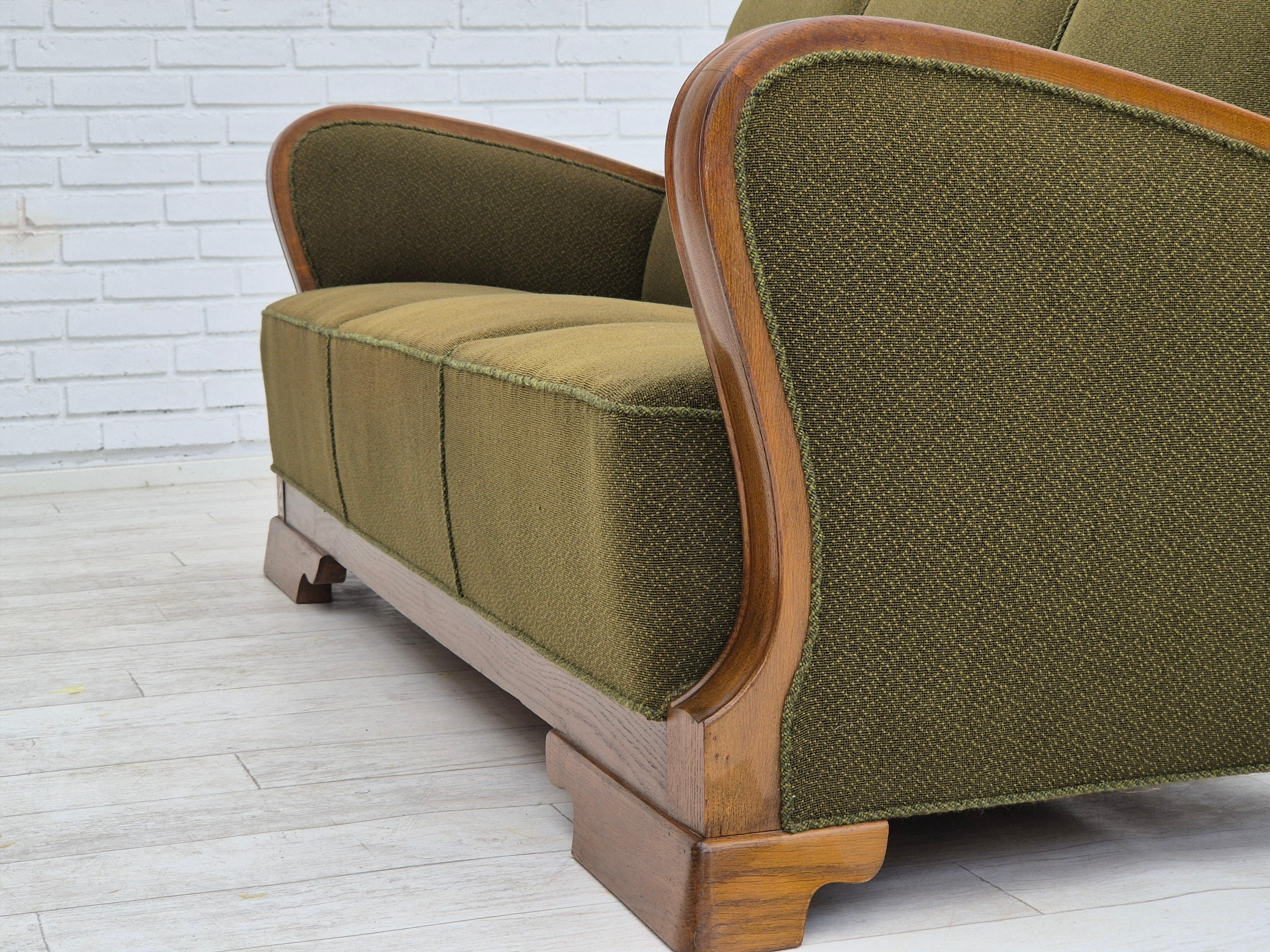 1950s, Danish 3 seater sofa in original very good condition, oak wood. en vente 3