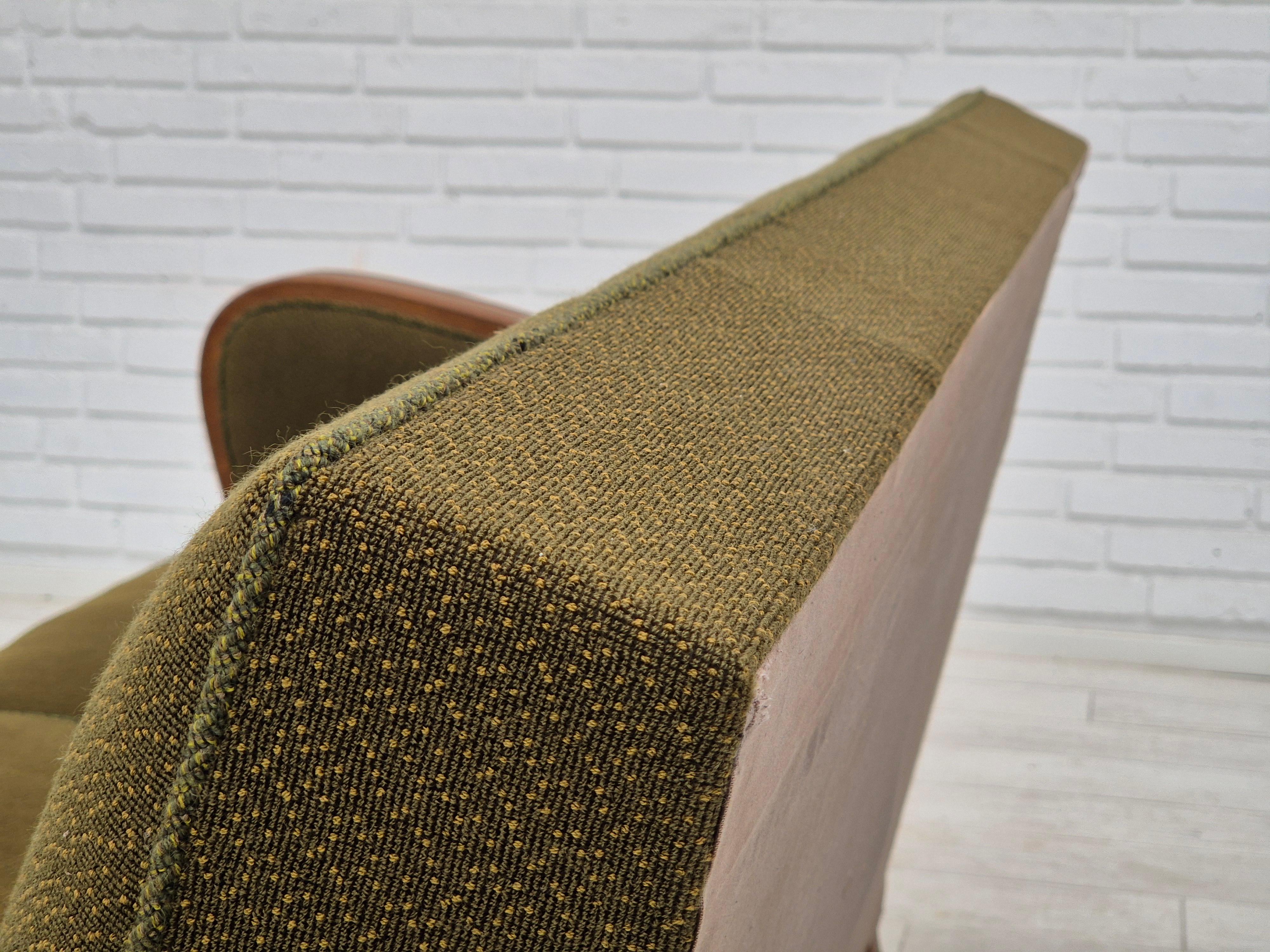 1950s, Danish 3 seater sofa in original very good condition, oak wood. en vente 4