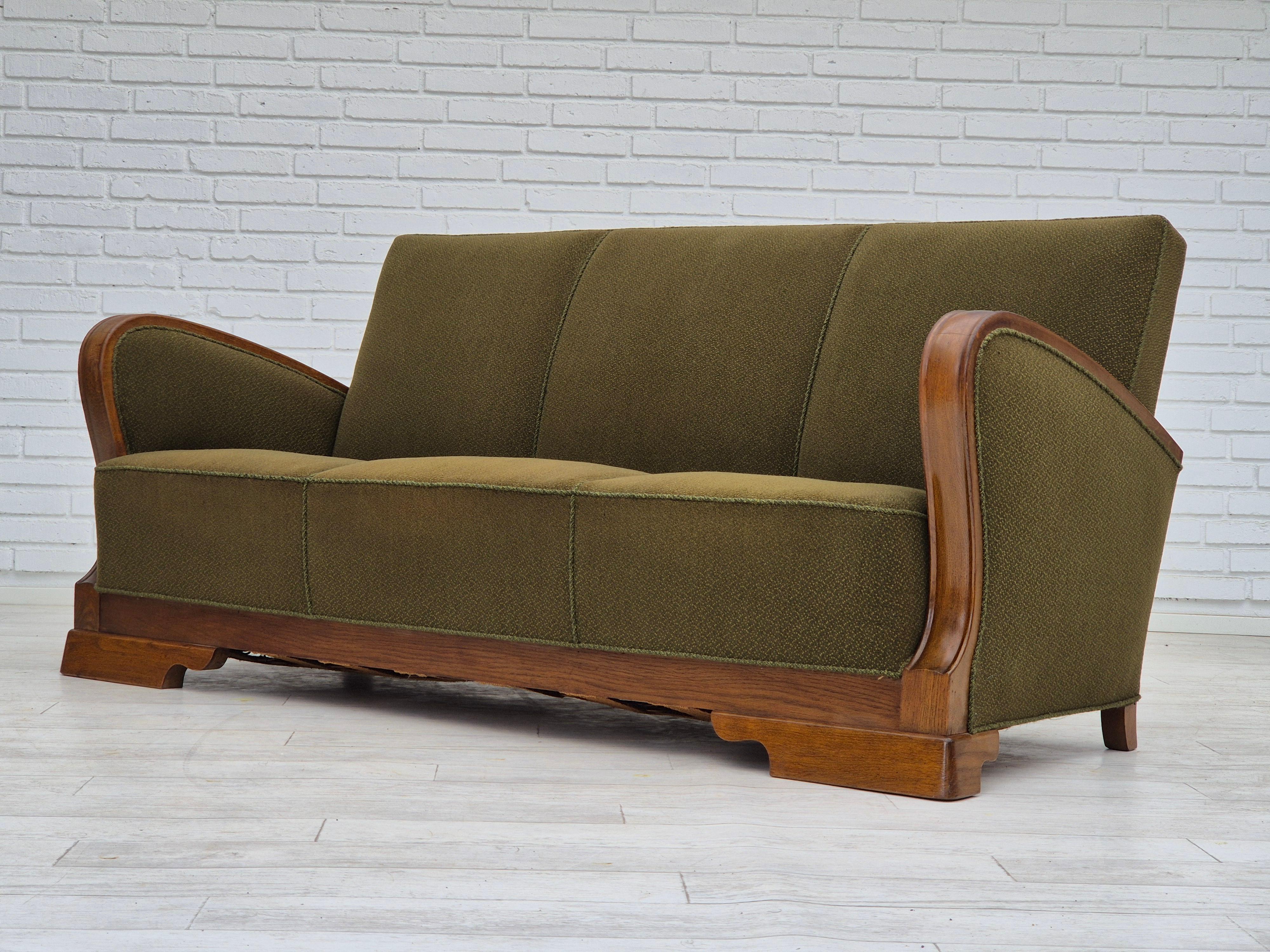 1950s, Danish 3 seater sofa in original very good condition, oak wood. en vente 5