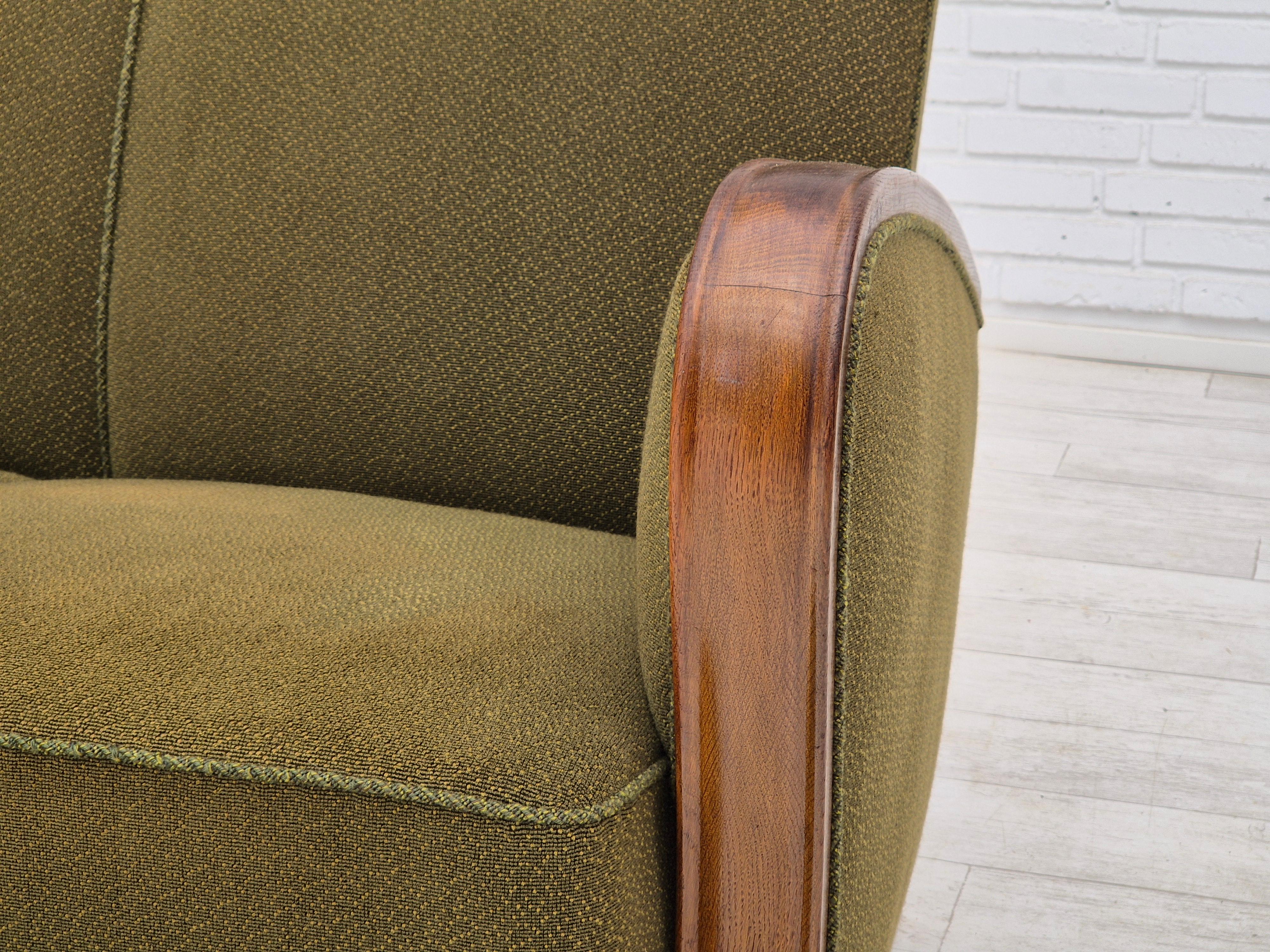 1950s, Danish 3 seater sofa in original very good condition, oak wood. en vente 6