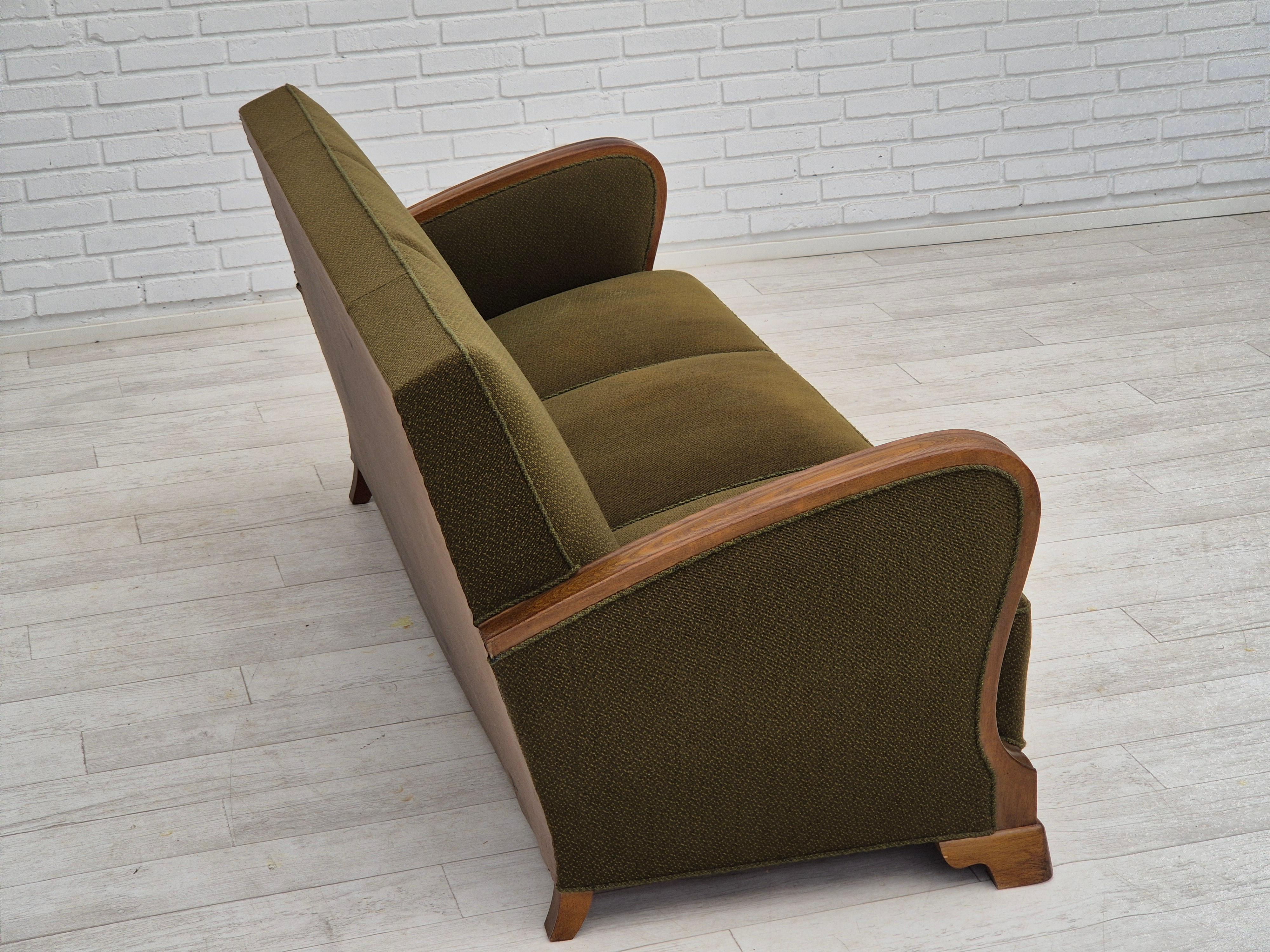 1950s, Danish 3 seater sofa in original very good condition, oak wood. en vente 8