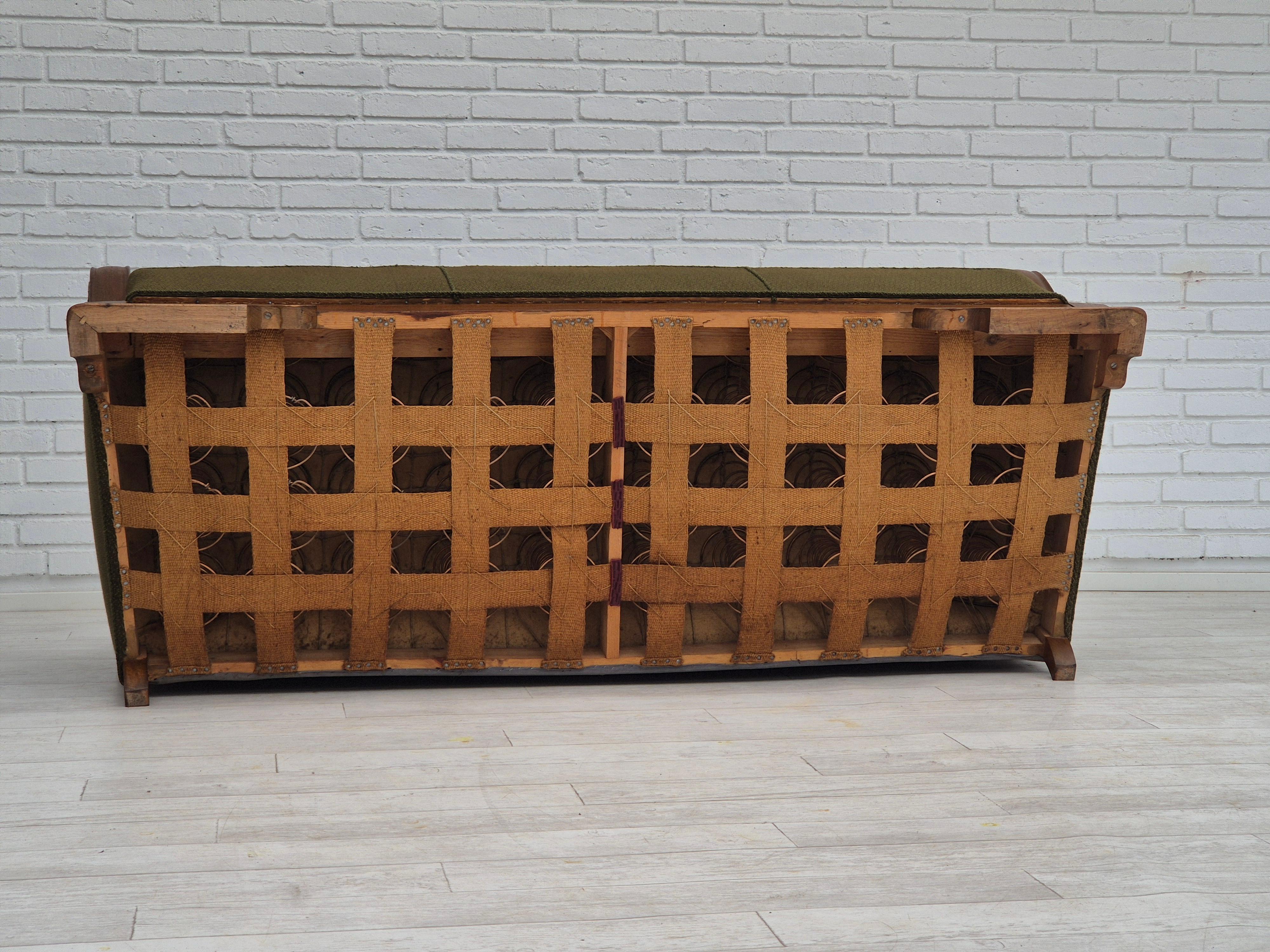 1950s, Danish 3 seater sofa in original very good condition, oak wood. en vente 10